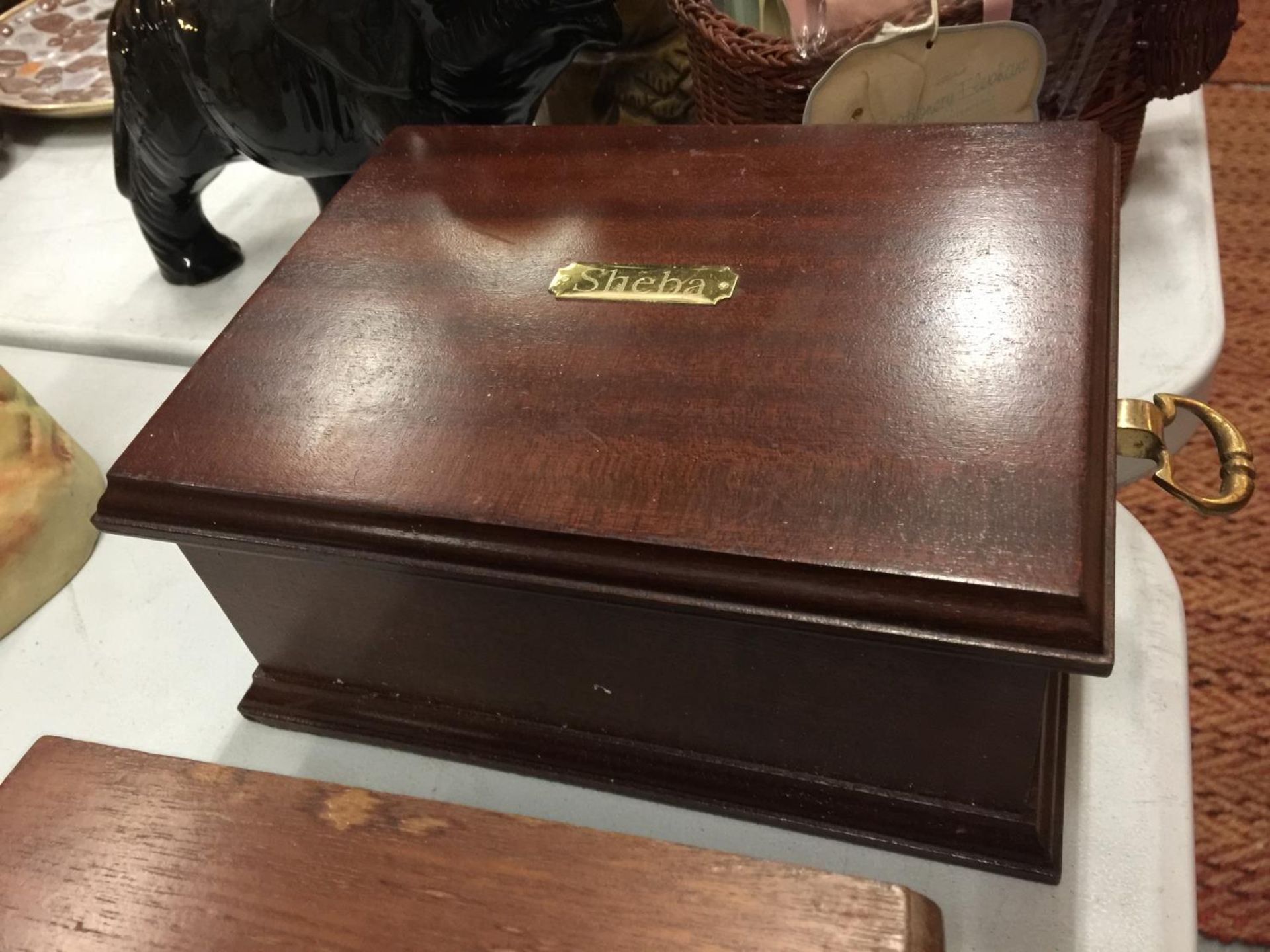 A COLLECTION OF VINTAGE BOXES TO INCLUDE A CRIBBAGE BOARD, TRINKET BOXES, JEWELLERY BOX, ETC - Image 5 of 5