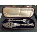 AN ORNATE FISH CARVING SET IN A CASE