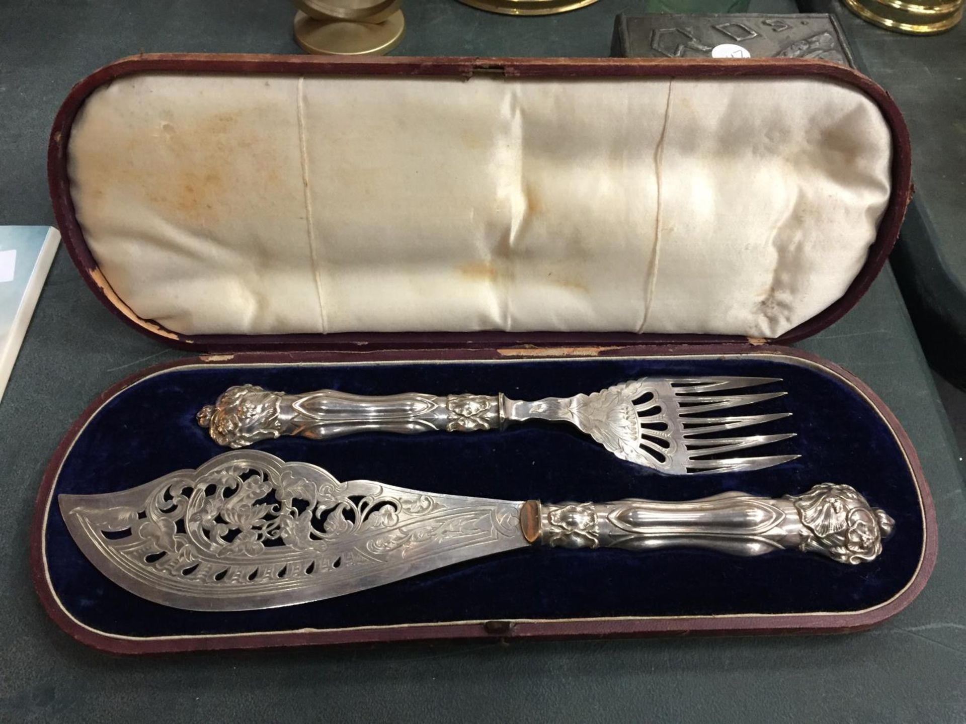 AN ORNATE FISH CARVING SET IN A CASE