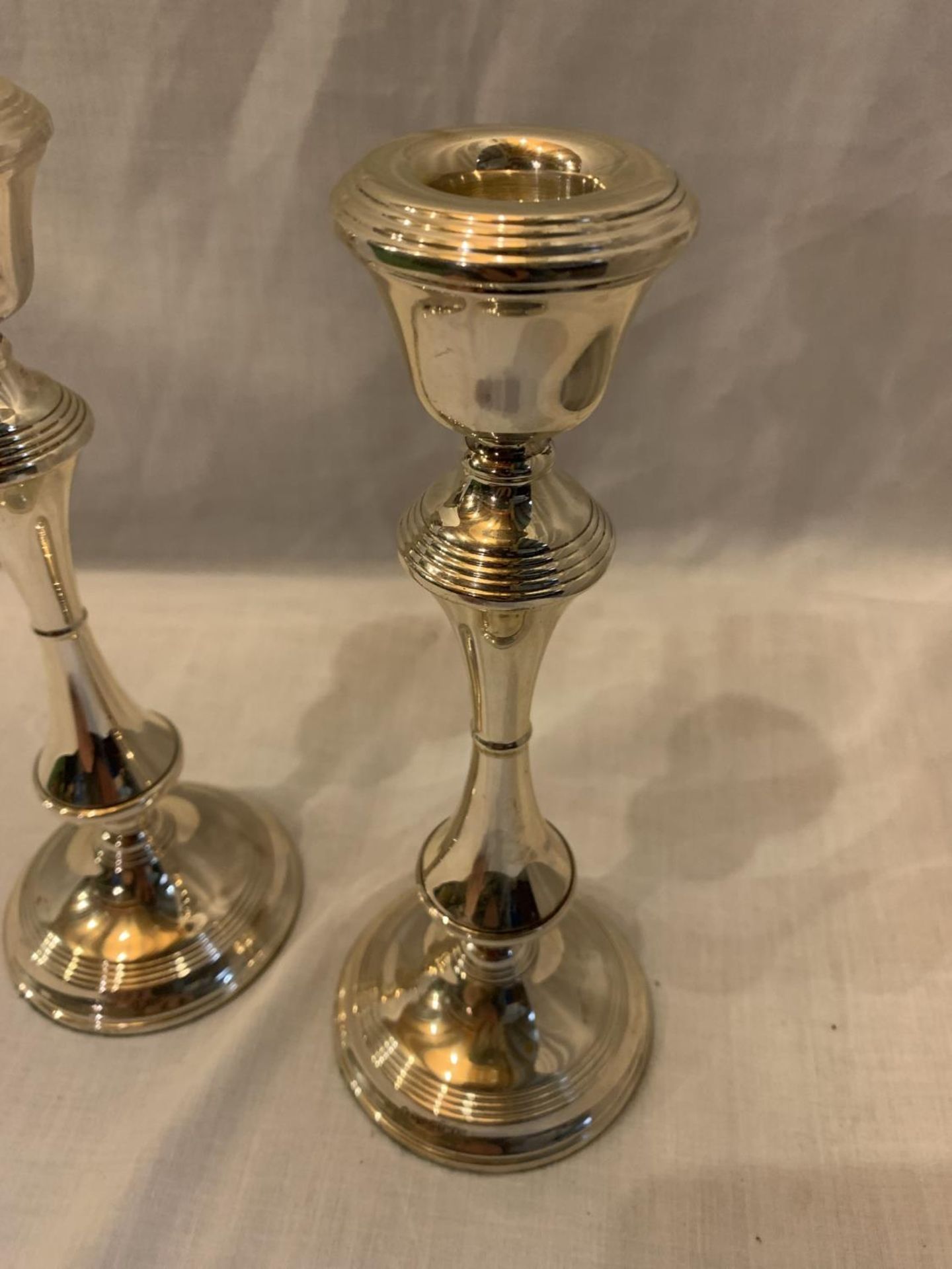 A PAIR OF HALLMARKED BIRMINGHAM SILVER CANDLESTICKS HEIGHT: 20CM - Image 2 of 4