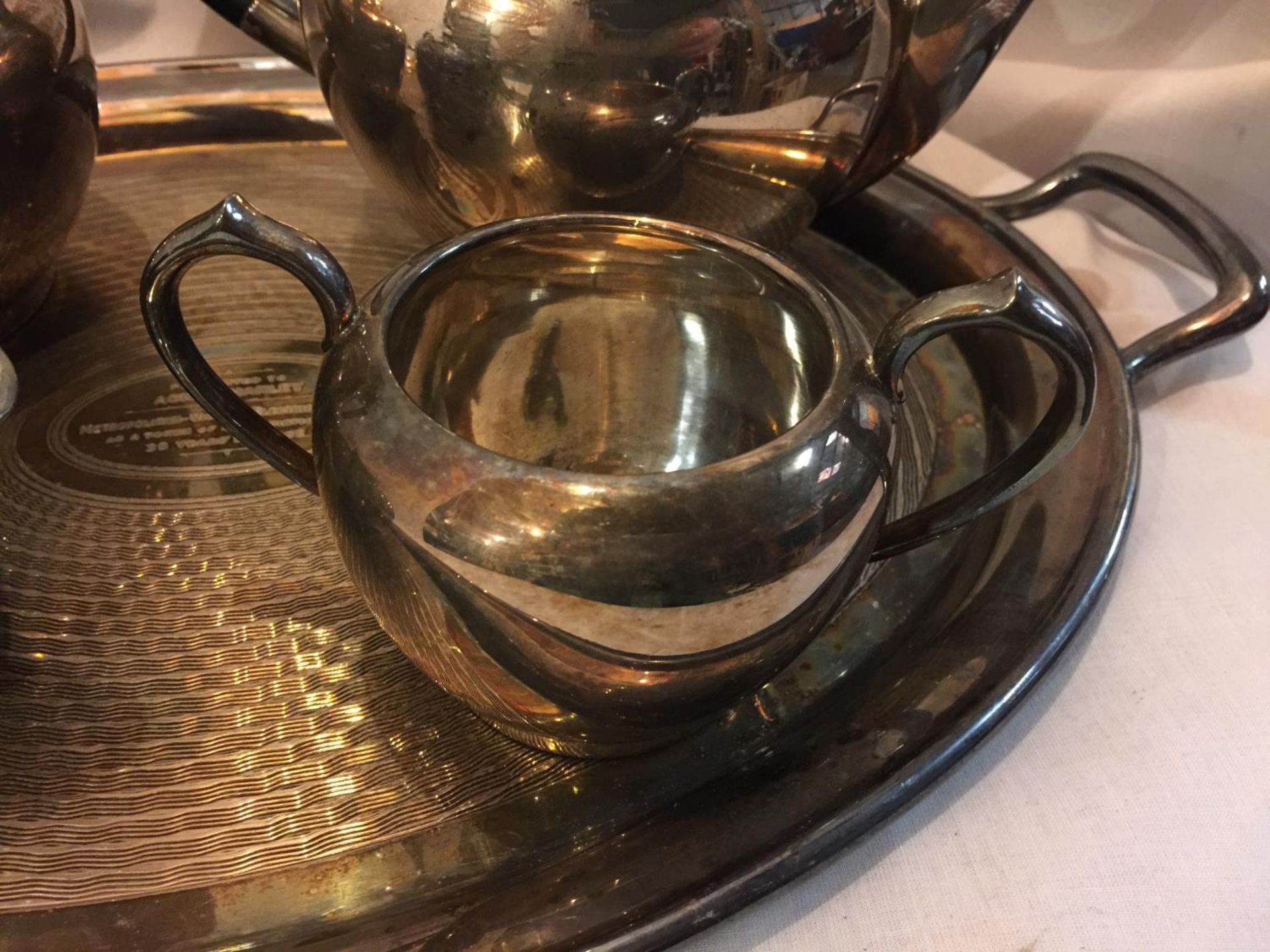 A METAL TEA SET COMPRISING OF A TEAPOT, COFFEE POT, CREAM JUG, SUGAR BOWL AND TRAY - Image 2 of 10