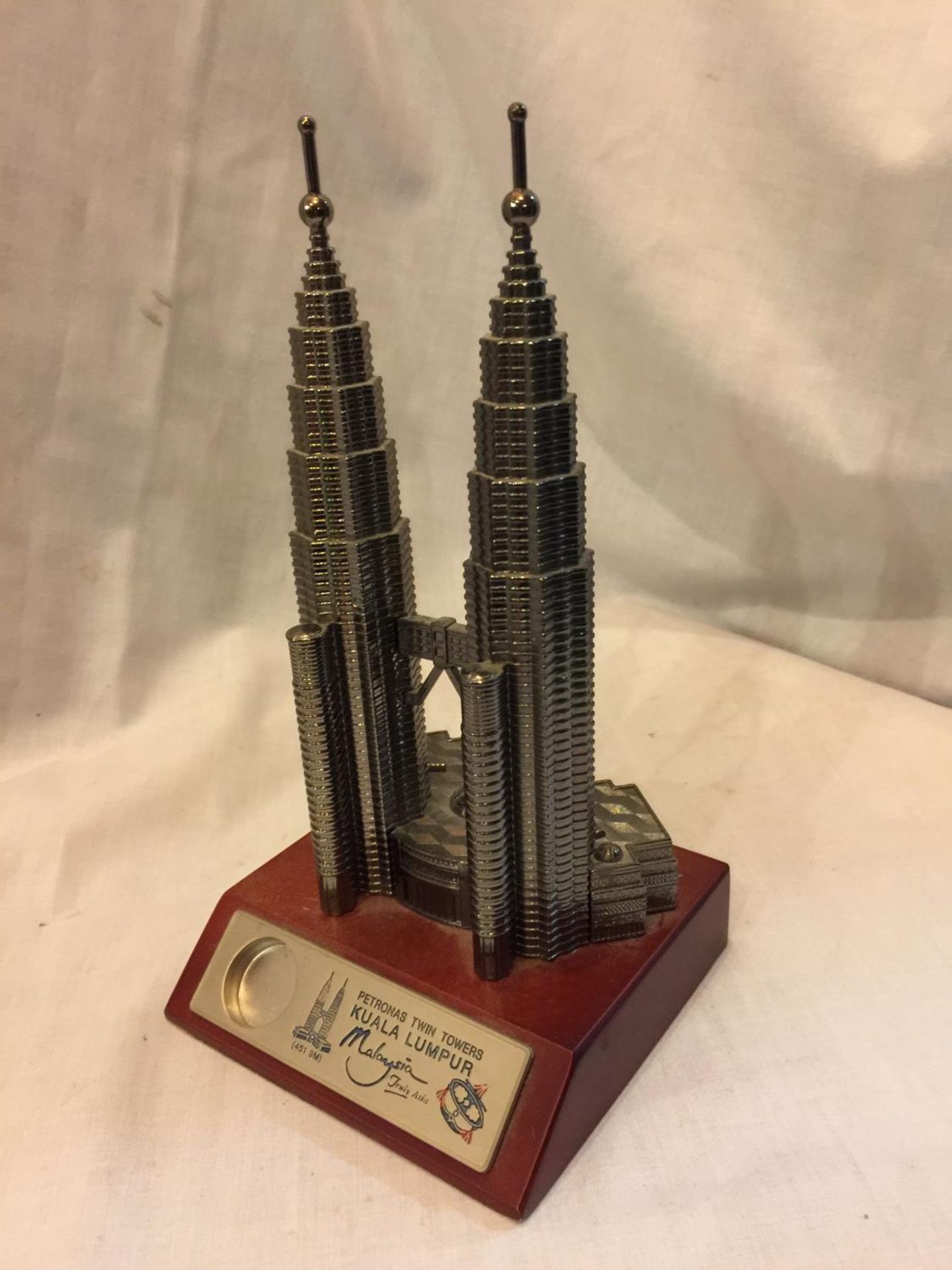 A MODEL OF THE TWIN TOWERS KUALA LUMPUR, MALAYSIA - Image 3 of 5