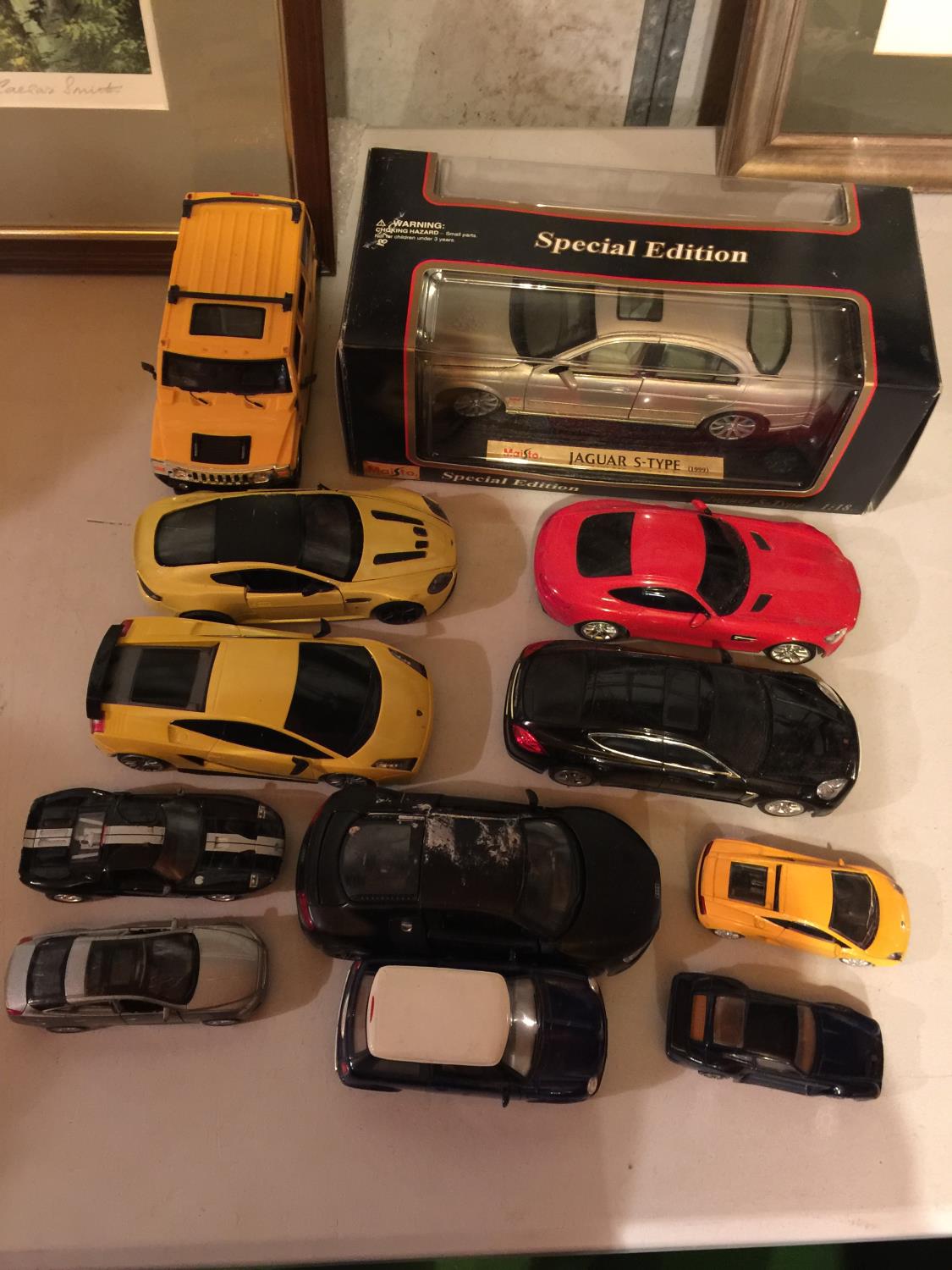 A BOXED MAISTO JAGUAR S -TYPE, ALSO DIECAST CARS TO INCLUDE, A LAMBORGHINI, ASTON MARTIN,