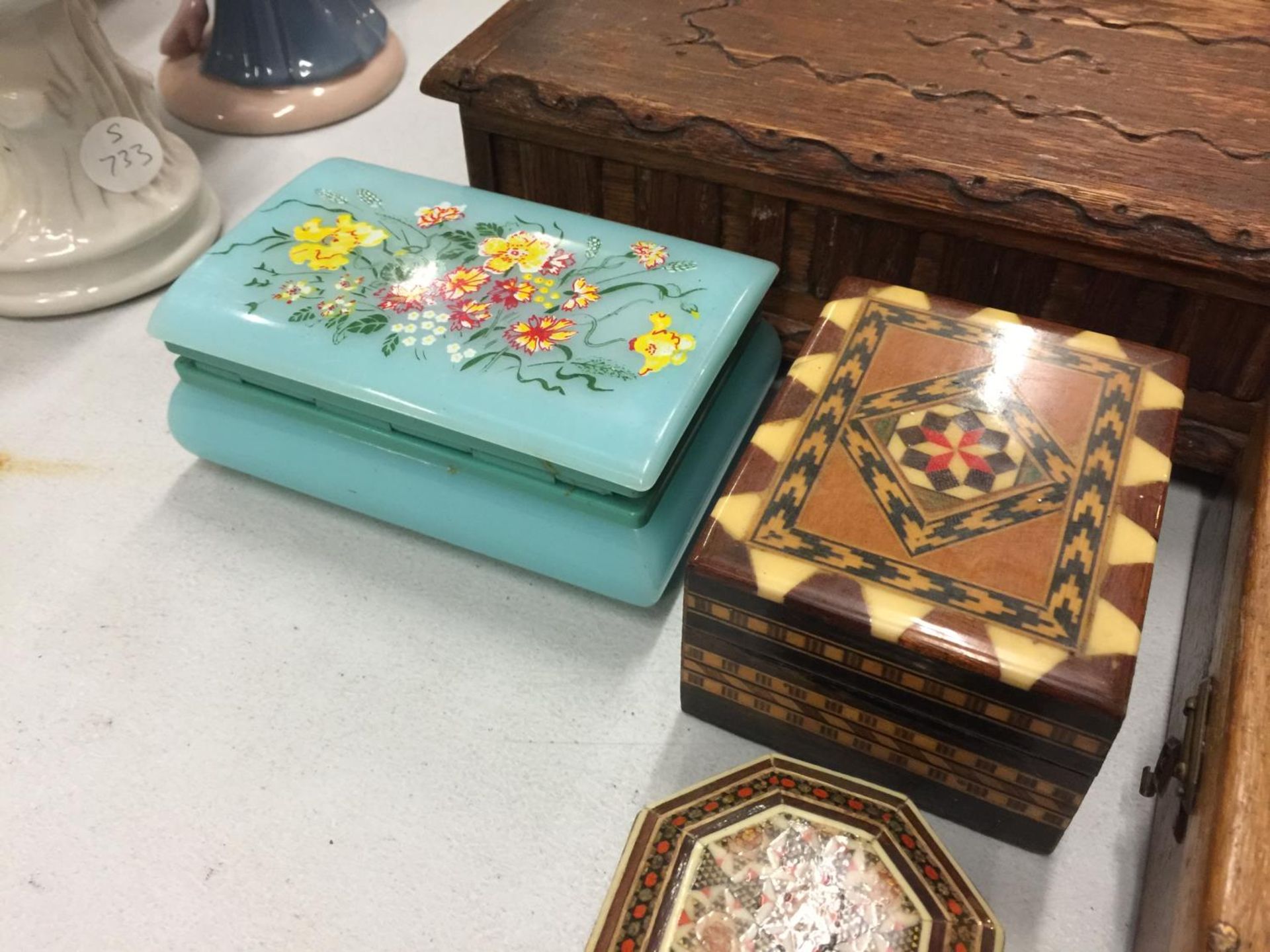 A COLLECTION OF VINTAGE BOXES TO INCLUDE A CRIBBAGE BOARD, TRINKET BOXES, JEWELLERY BOX, ETC - Image 2 of 5