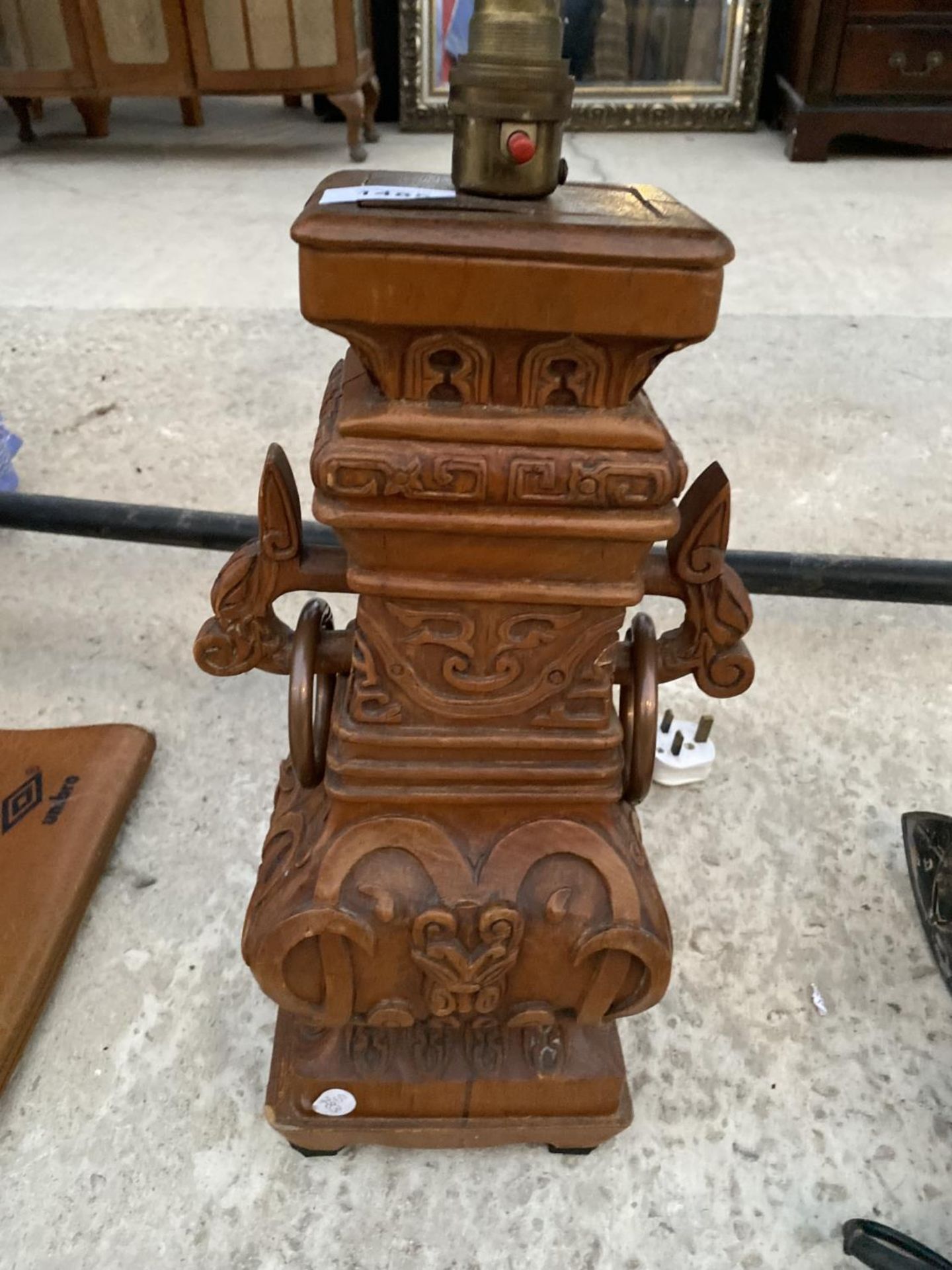 A DECORATIVE CARVE TREEN TABLE LAMP