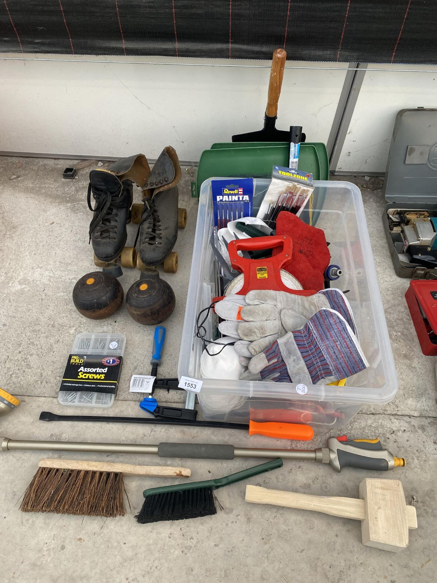 AN ASSORTMENT OF ITEMS TO INCLUDE VINTAGE BOWLS, GARDENING GLOVES AND TOOLS ETC