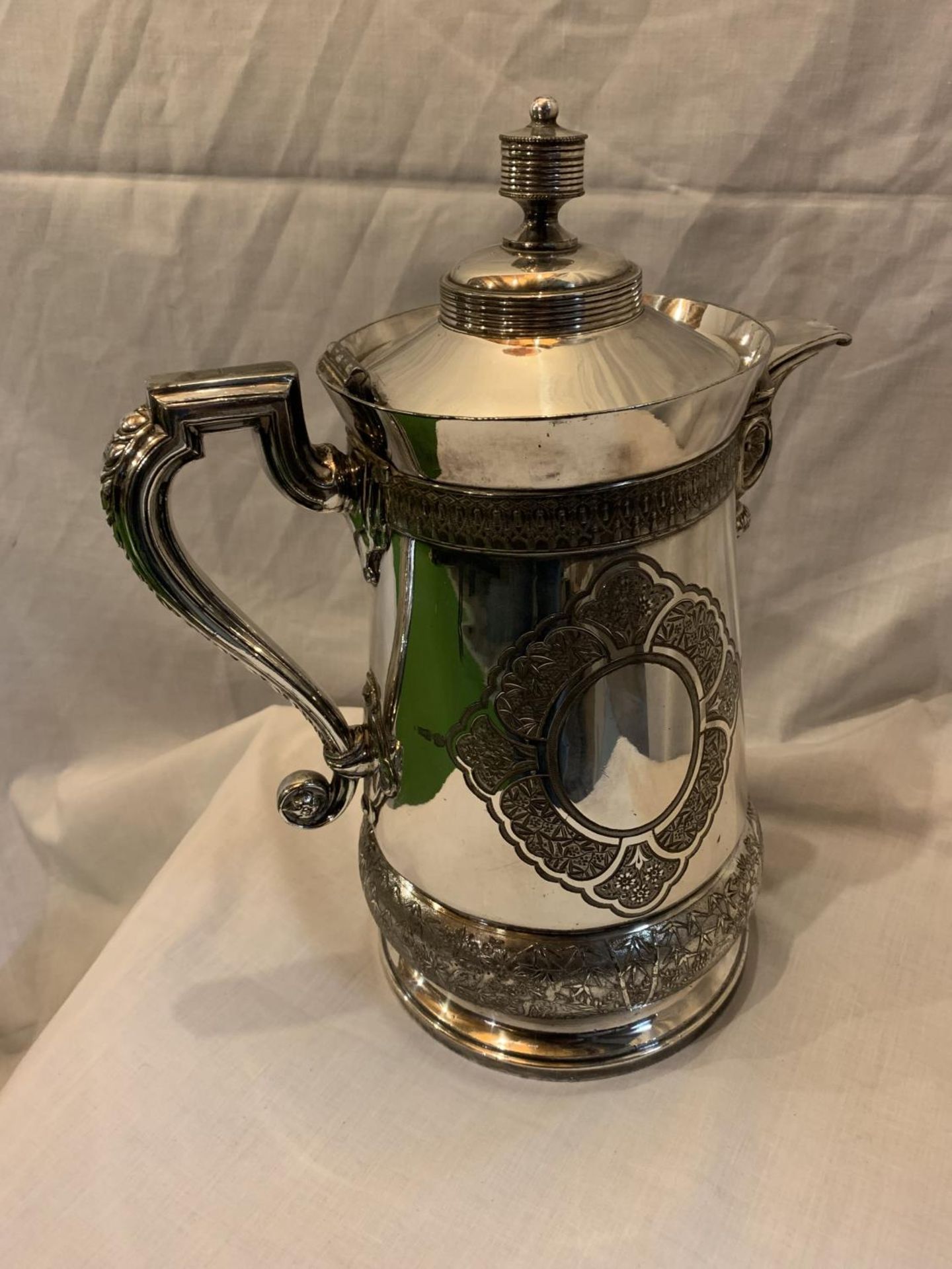 A HEAVY DECORATIVE SILVER PLATE LIDDED JUG HEIGHT 35CM - Image 2 of 4