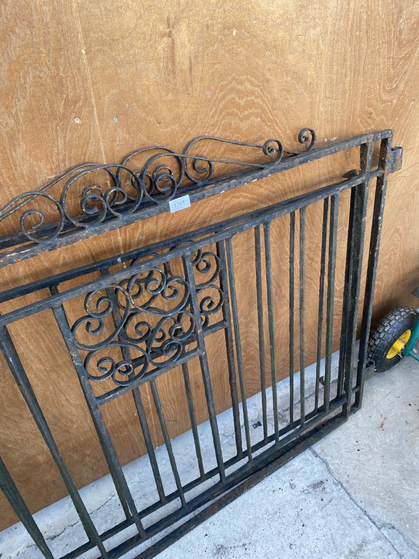 A PAIR OF DECORATIVE WROUGHT IRON GARDEN GATES (L:119CM EACH) - Image 3 of 3
