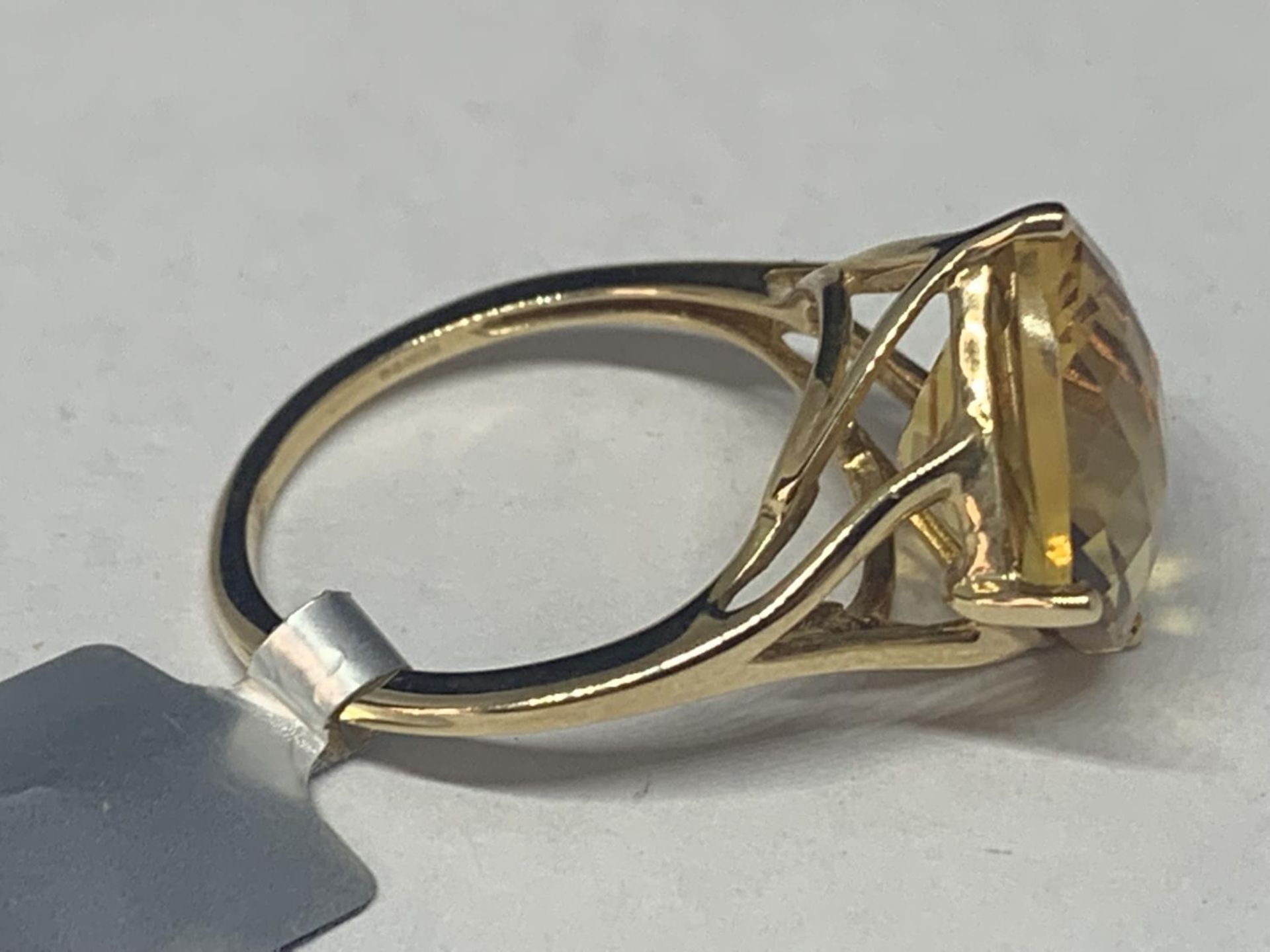 A 9 CARAT GOLD RING WITH CITRINE COLOURED DIAMOND SHAPED STONE SIZE N GROSS WEIGHT 3.7 GRAMS IN A - Image 4 of 5