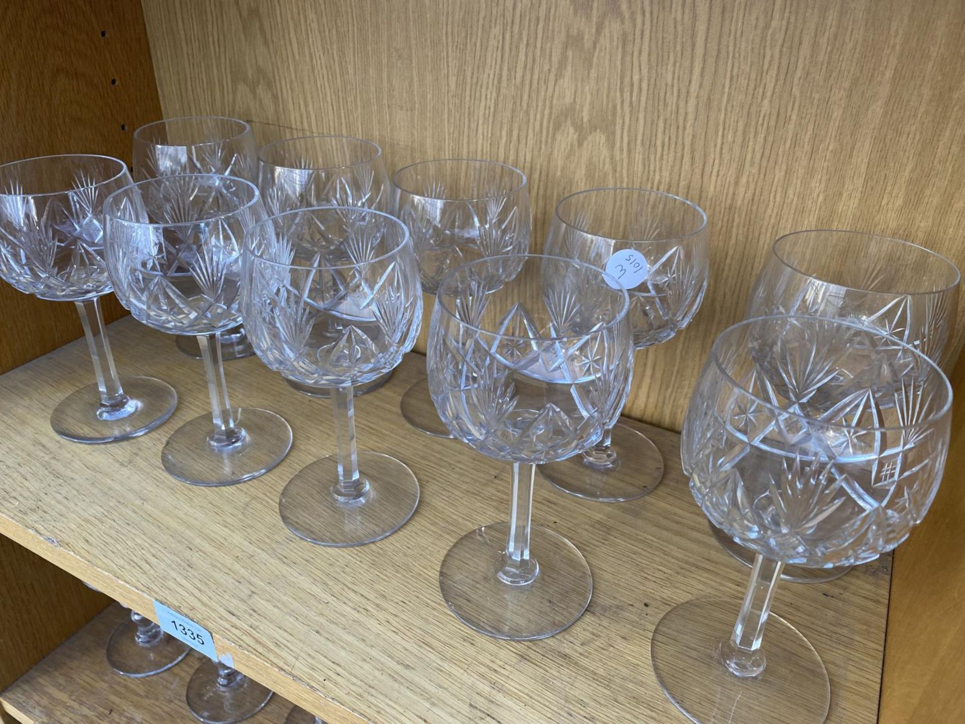 AN ASSORTMENT OF GLASS WARE TO INCLUDE CUT WINE GLASSES ETC - Image 2 of 3