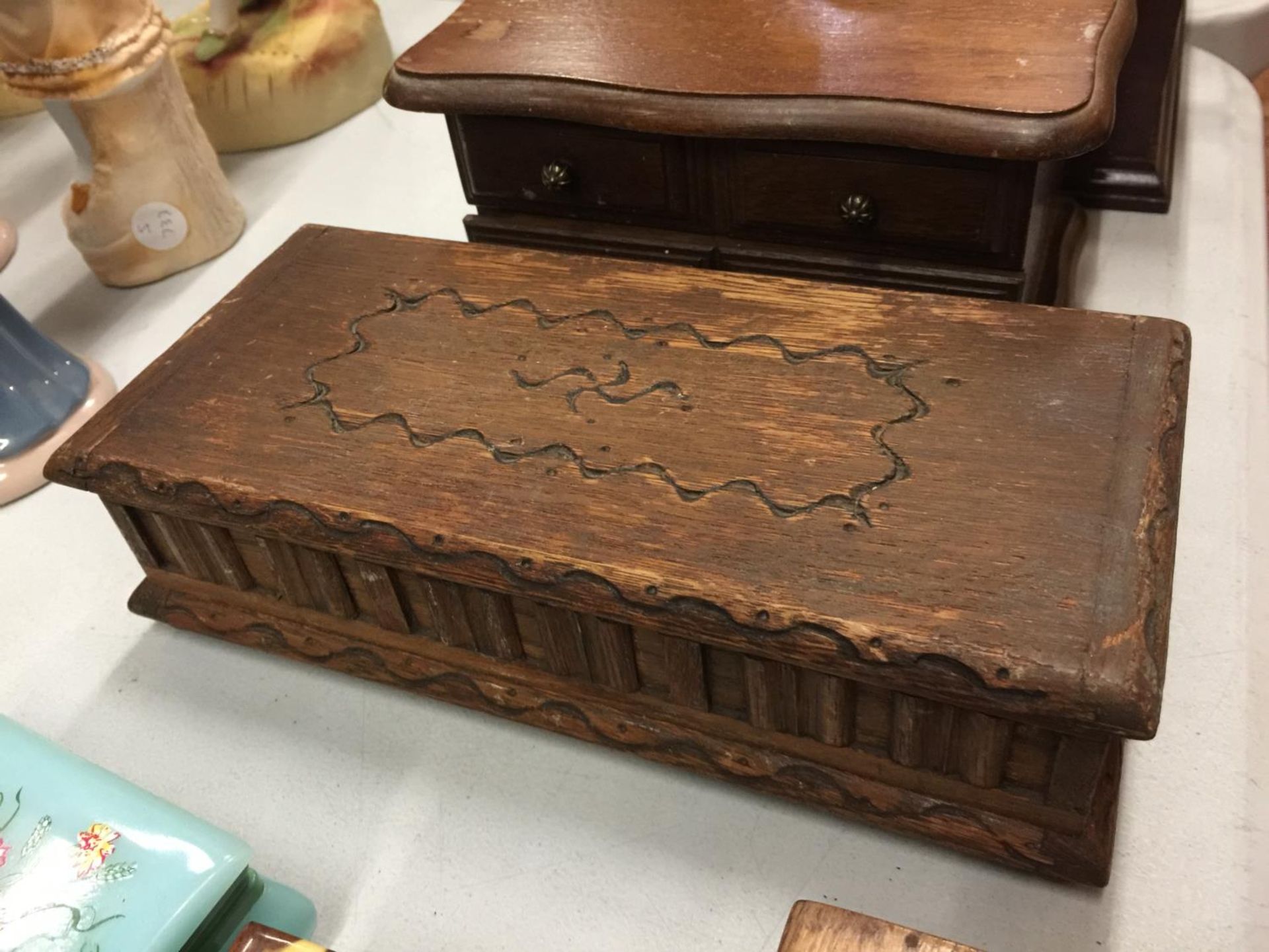 A COLLECTION OF VINTAGE BOXES TO INCLUDE A CRIBBAGE BOARD, TRINKET BOXES, JEWELLERY BOX, ETC - Image 3 of 5