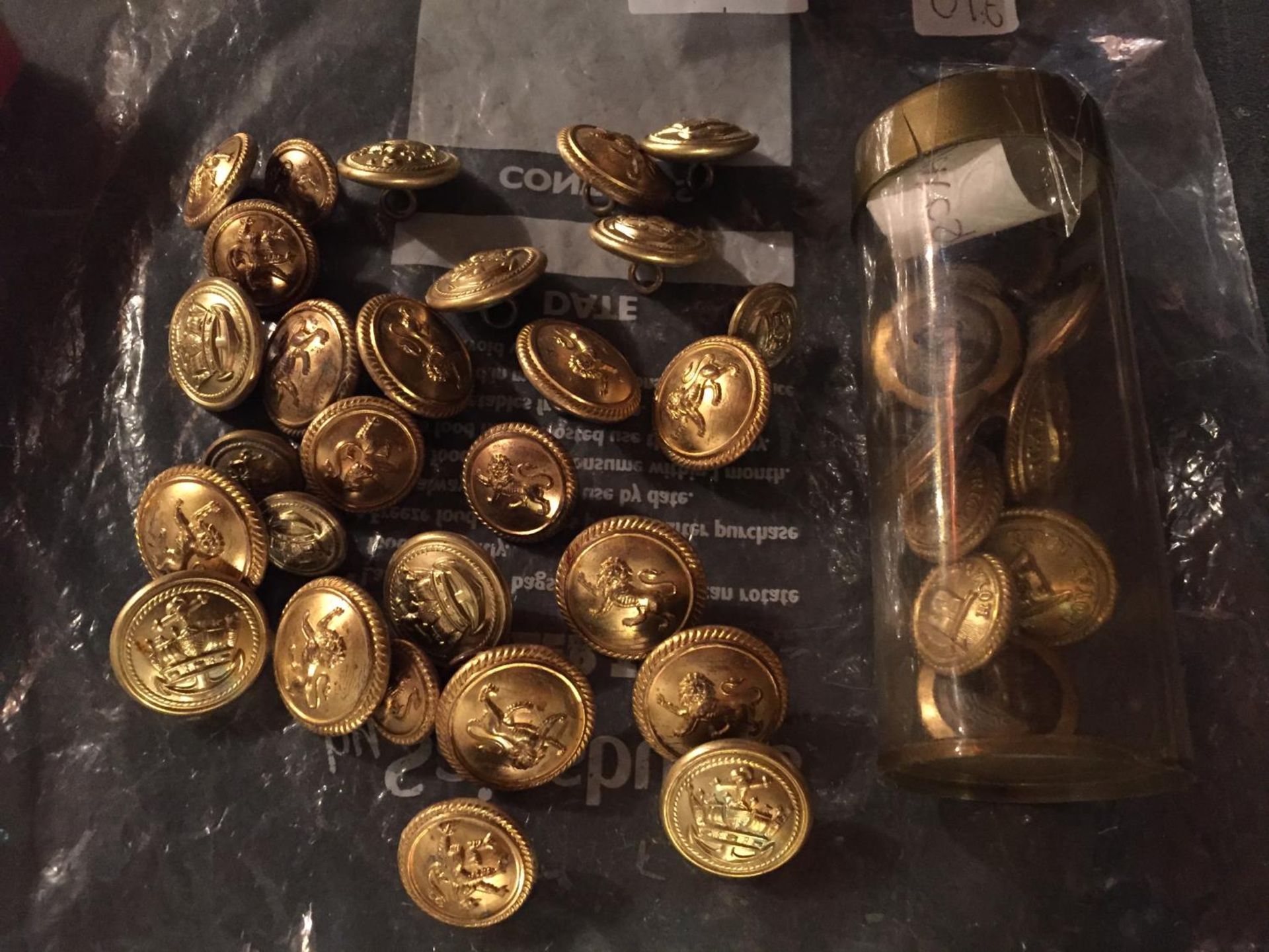 A LARGE SELECTION OF MILITARY BRASS BUTTONS