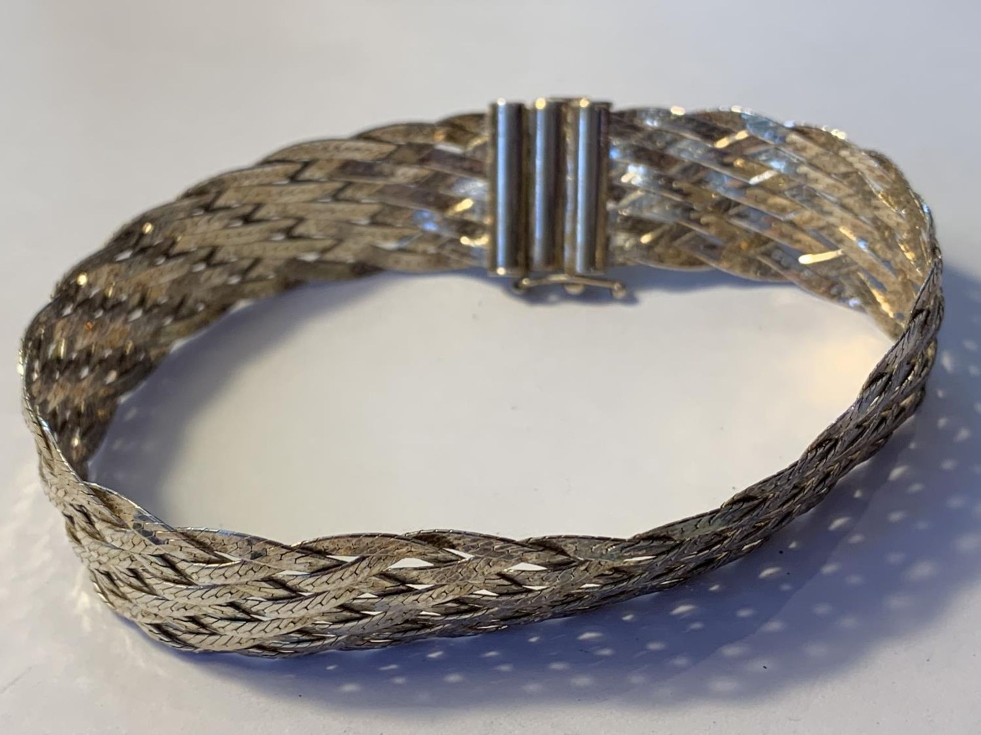 A MARKED 925 SILVER WEAVE DESIGN BRACLET