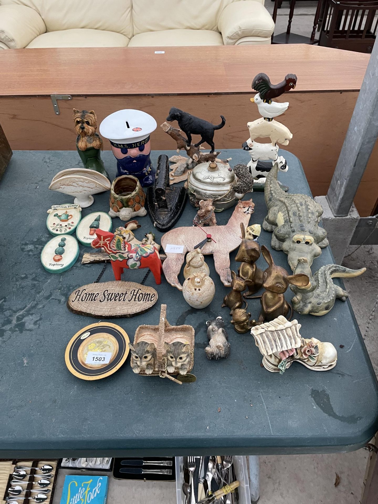 A LARGE ASSORTMENT OF ITEMS TO INCLUDE A VINTAGE FLAT IRON, BRASS MICE FIGURES AND A VINTAGE CAST