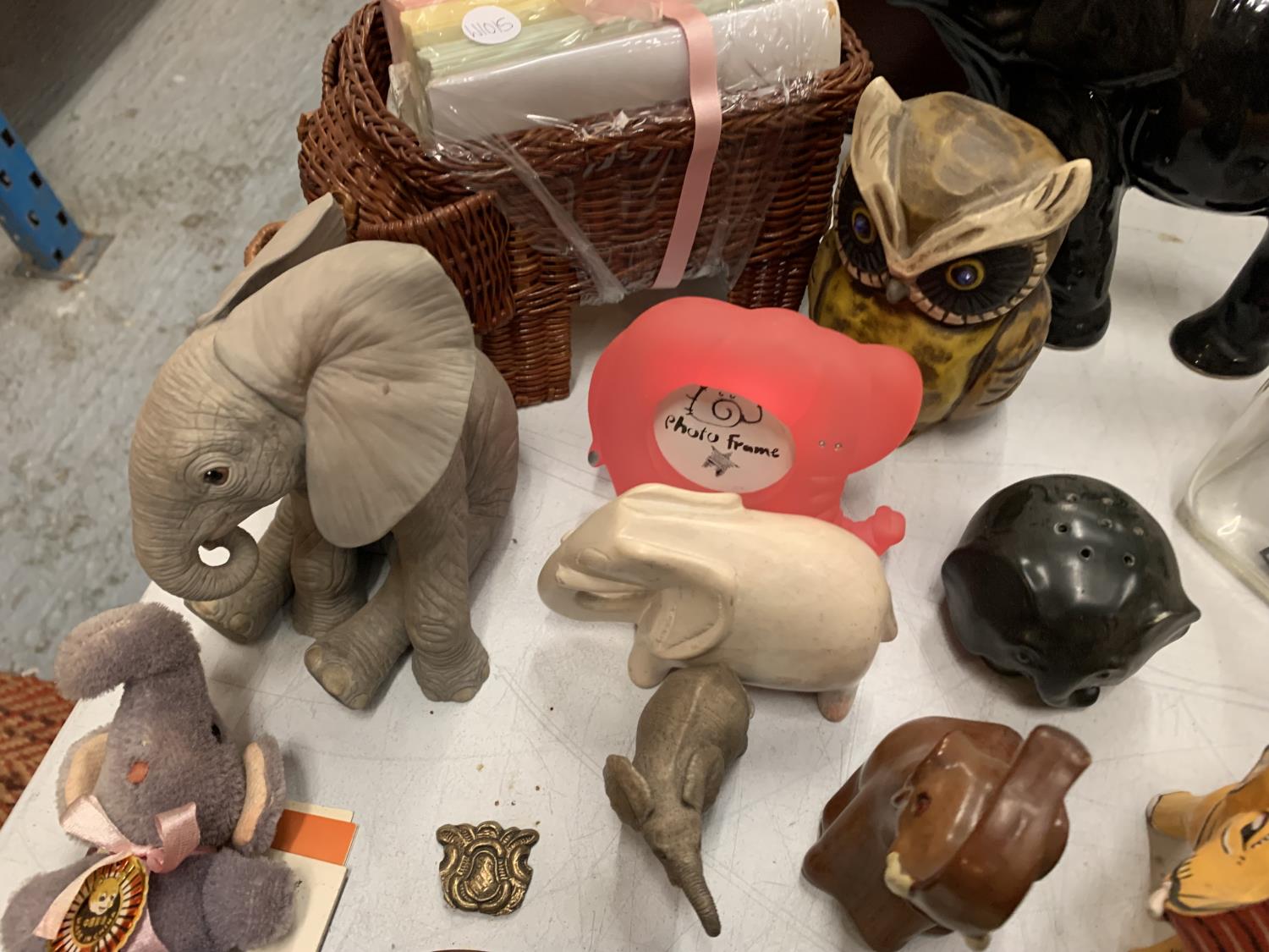 A LARGE QUANTITY OF ELEPHANT THEMED ITEMS TO INCLUDE A STATIONERY BASKET, ORNAMENTS, BRASSES, - Bild 7 aus 8