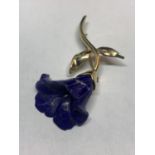A VINTAGE 9 CARAT GOLD BROOCH IN THE DESIGN OF A BLUE LAPIS FLOWER GROSS WEIGHT 9.8 GRAMS WITH A
