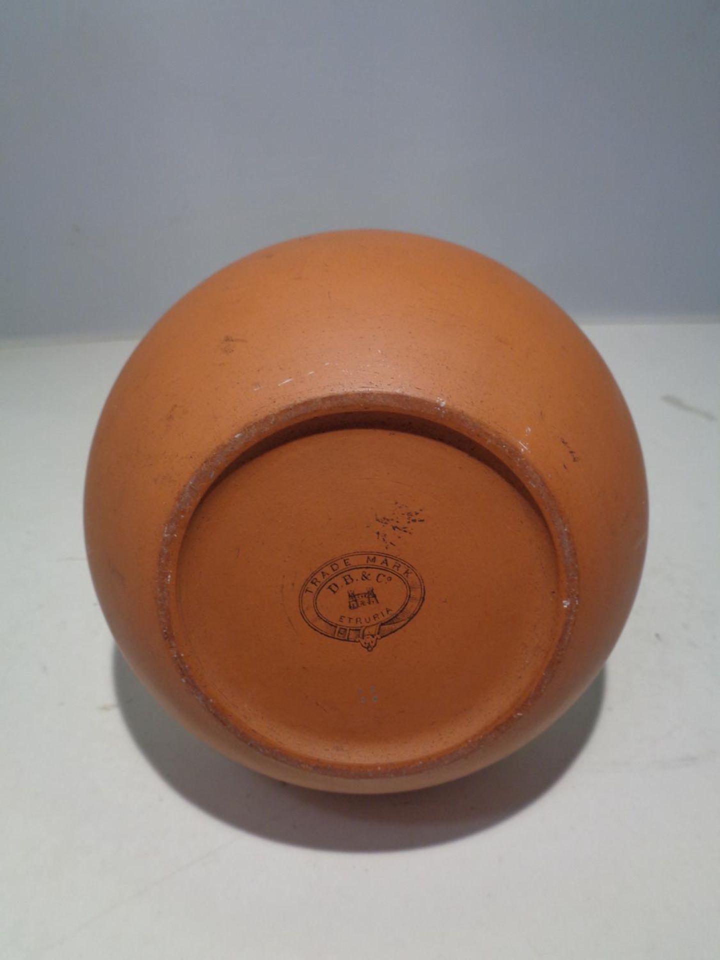 A DB &CO ETRURIA TERRACOTTA VASE WITH A FLOWER DESIGN - Image 4 of 4