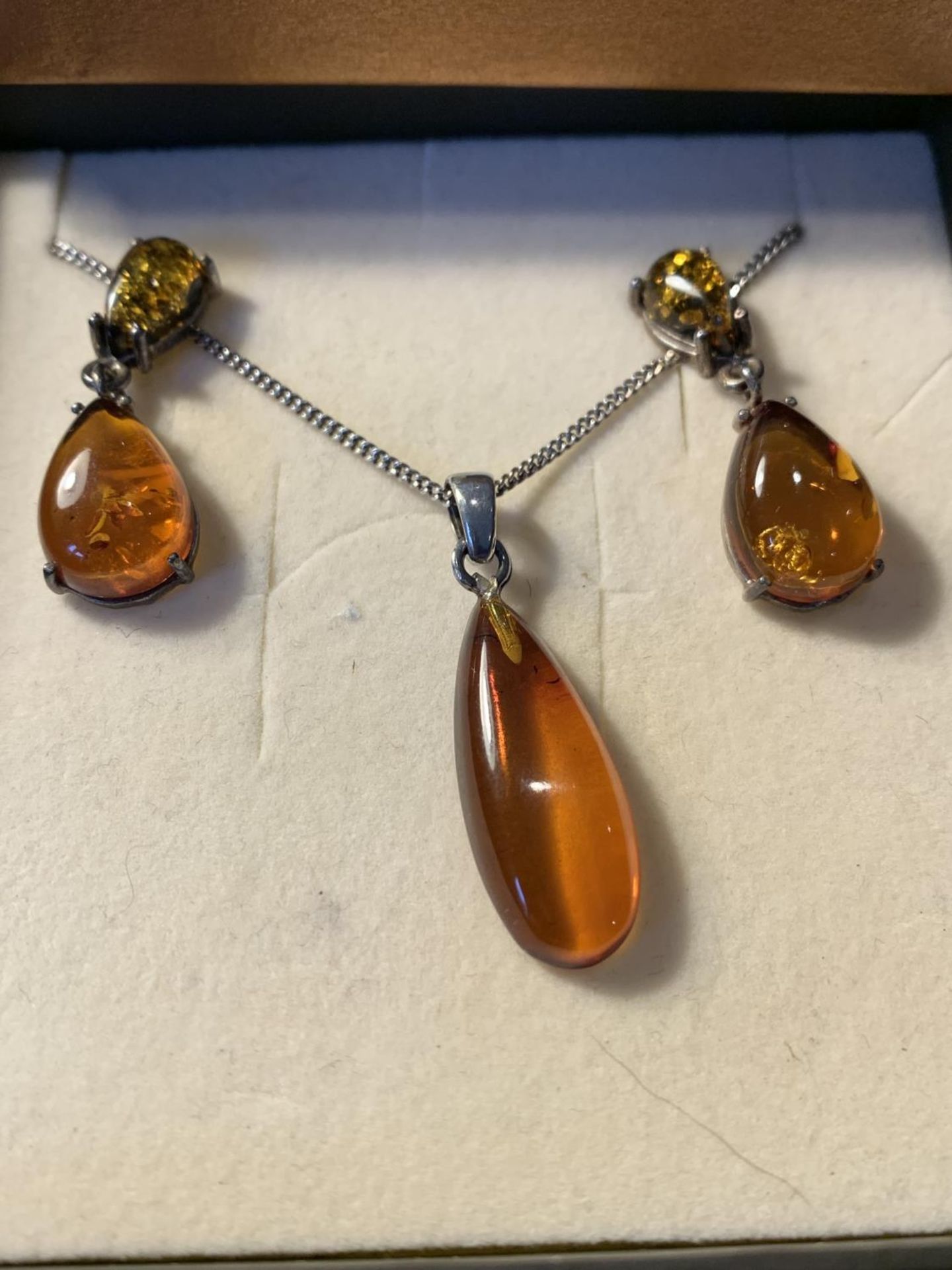 A MARKED SILVER NECKLACE WITH AMBER DROP AND MATCHING EARRINGS IN A PRESENTATION BOX - Image 2 of 4