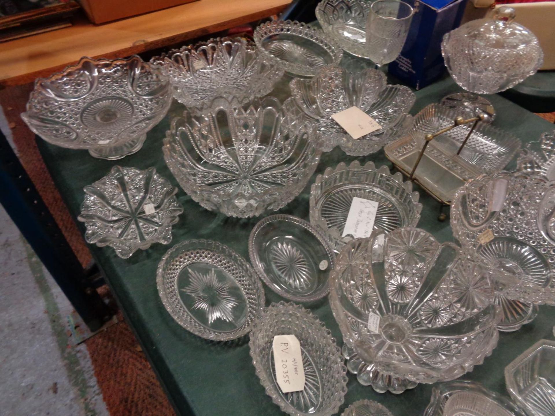 A LARGE SELECTION OF CLEAR GLASSWARE BOWLS, TRINKET DISHES AND A CAKE STAND - Image 4 of 4