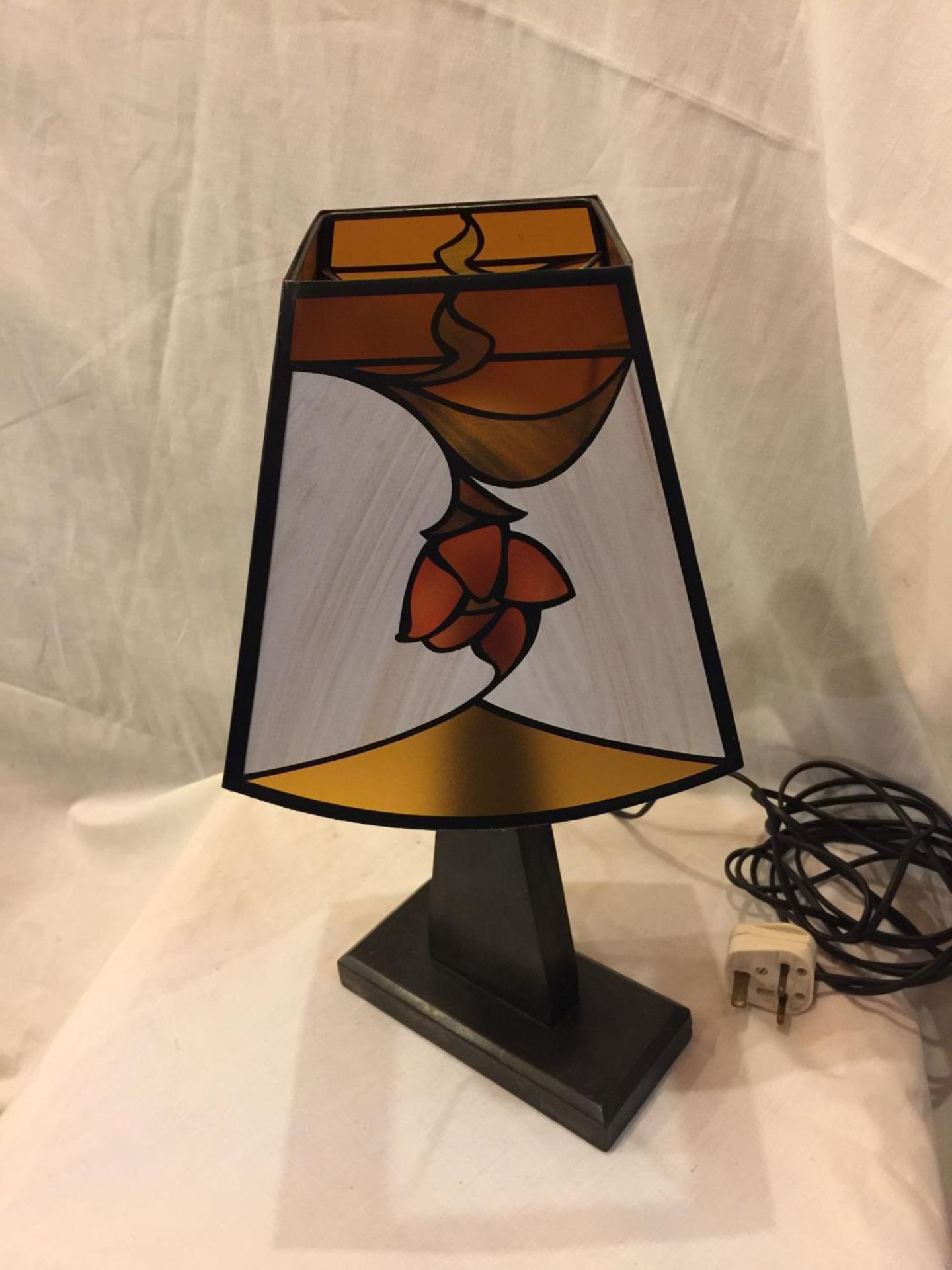 AN ART DECO STYLE TABLE LAMP - Image 2 of 4