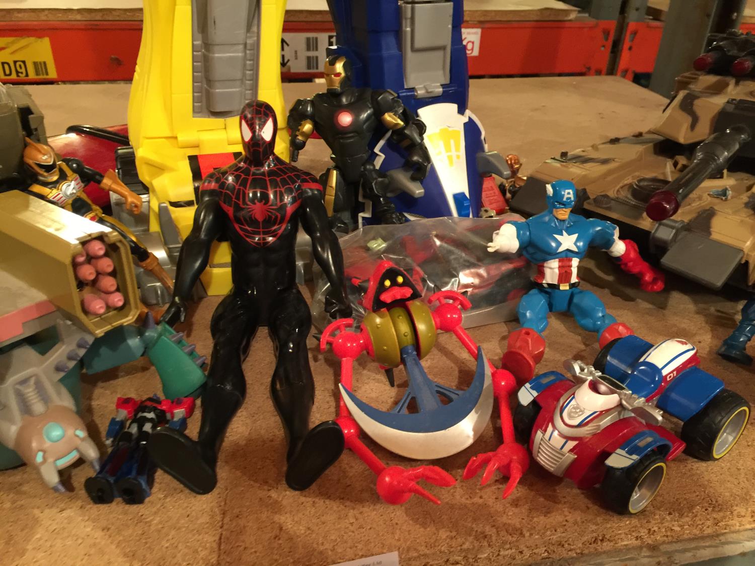 A LARGE POWER RANGER THAT TRANSFORMS, A TANK, SPIDERMAN, SUPERHERO FIGURES - Bild 4 aus 6