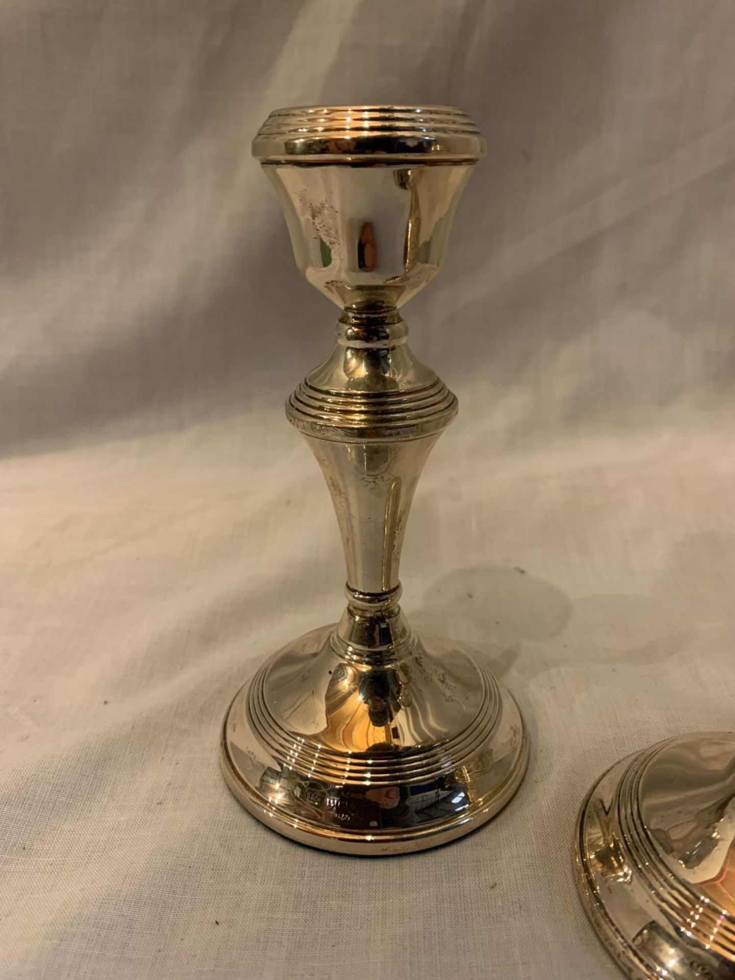 A PAIR OF HALLMARKED BIRMINGHAM SILVER CANDLESTICKS HEIGHT 14CM - Image 3 of 4