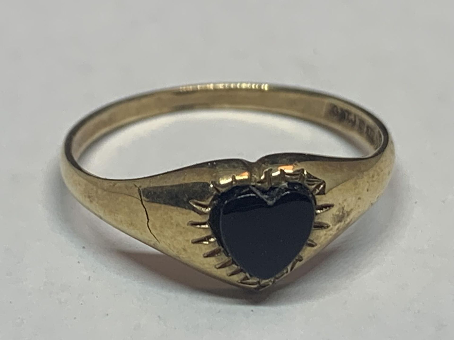 A 9 CARAT GOLD RING WITH ONYX HEART SHAPED STONE SIZE M/N - Image 4 of 4