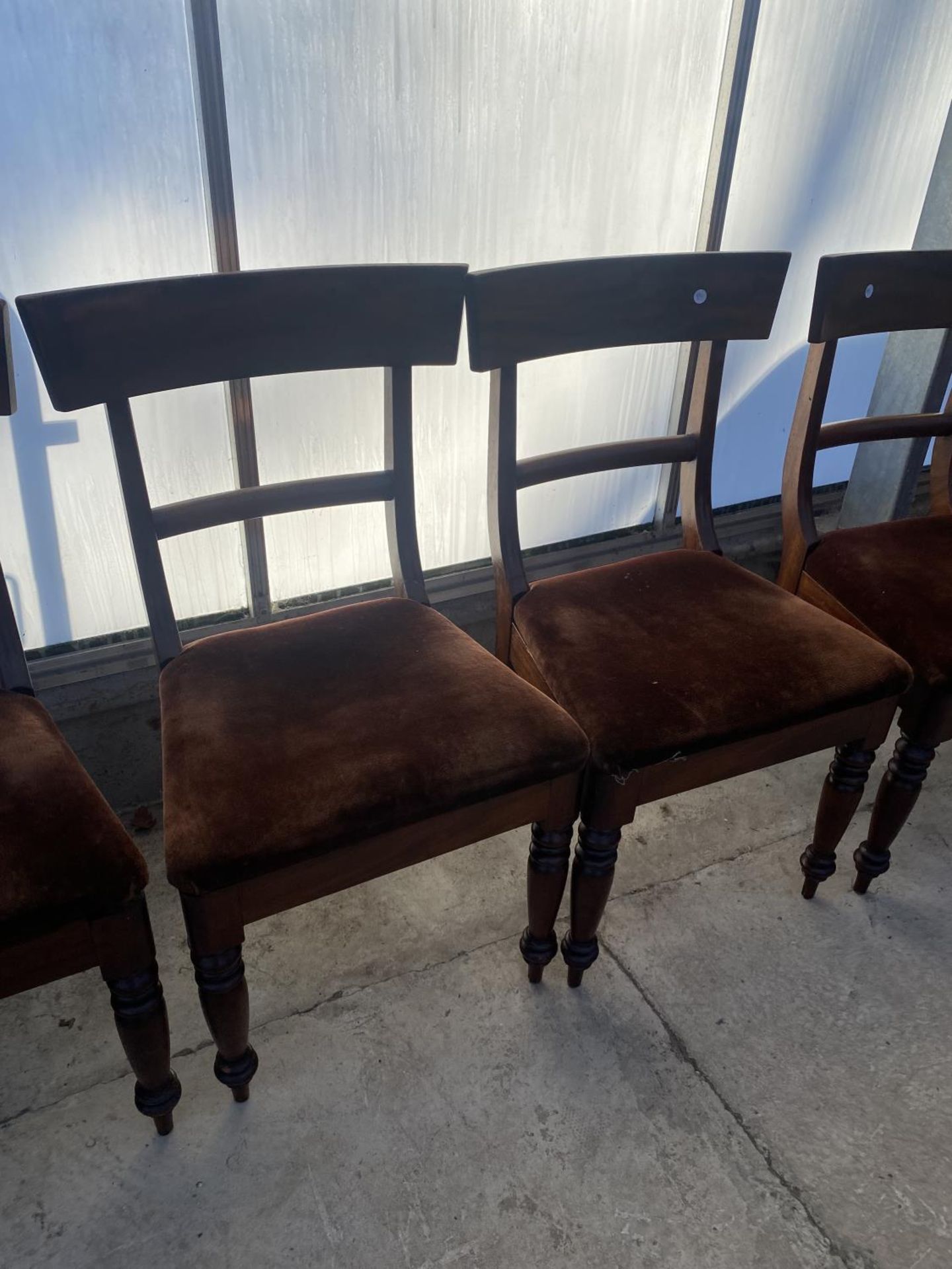 A SET OF SIX VICTORIAN BAR BACK DINING CHAIRS ON TURNED FRONT LEGS - Image 3 of 6