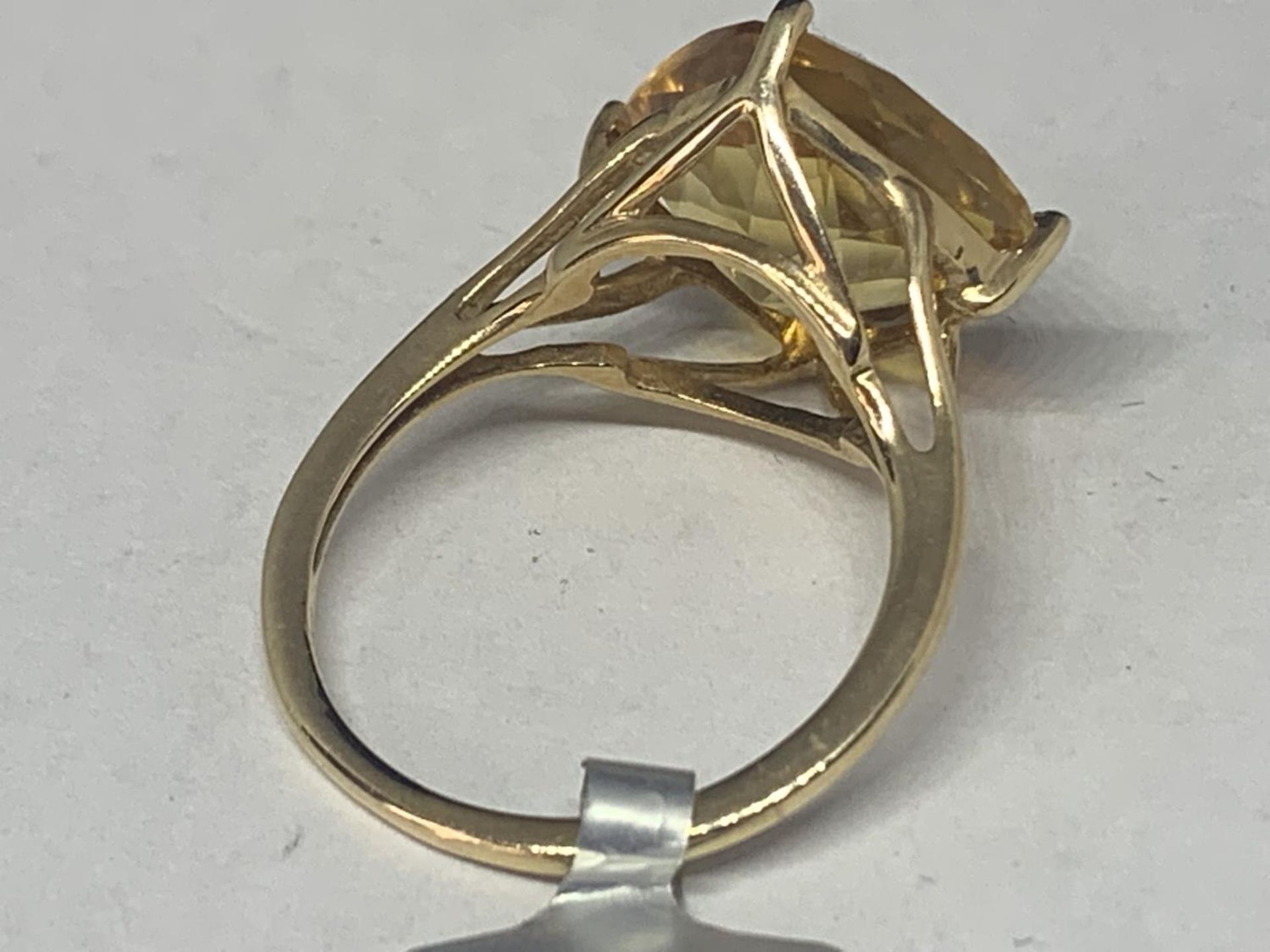 A 9 CARAT GOLD RING WITH CITRINE COLOURED DIAMOND SHAPED STONE SIZE N GROSS WEIGHT 3.7 GRAMS IN A - Image 3 of 5