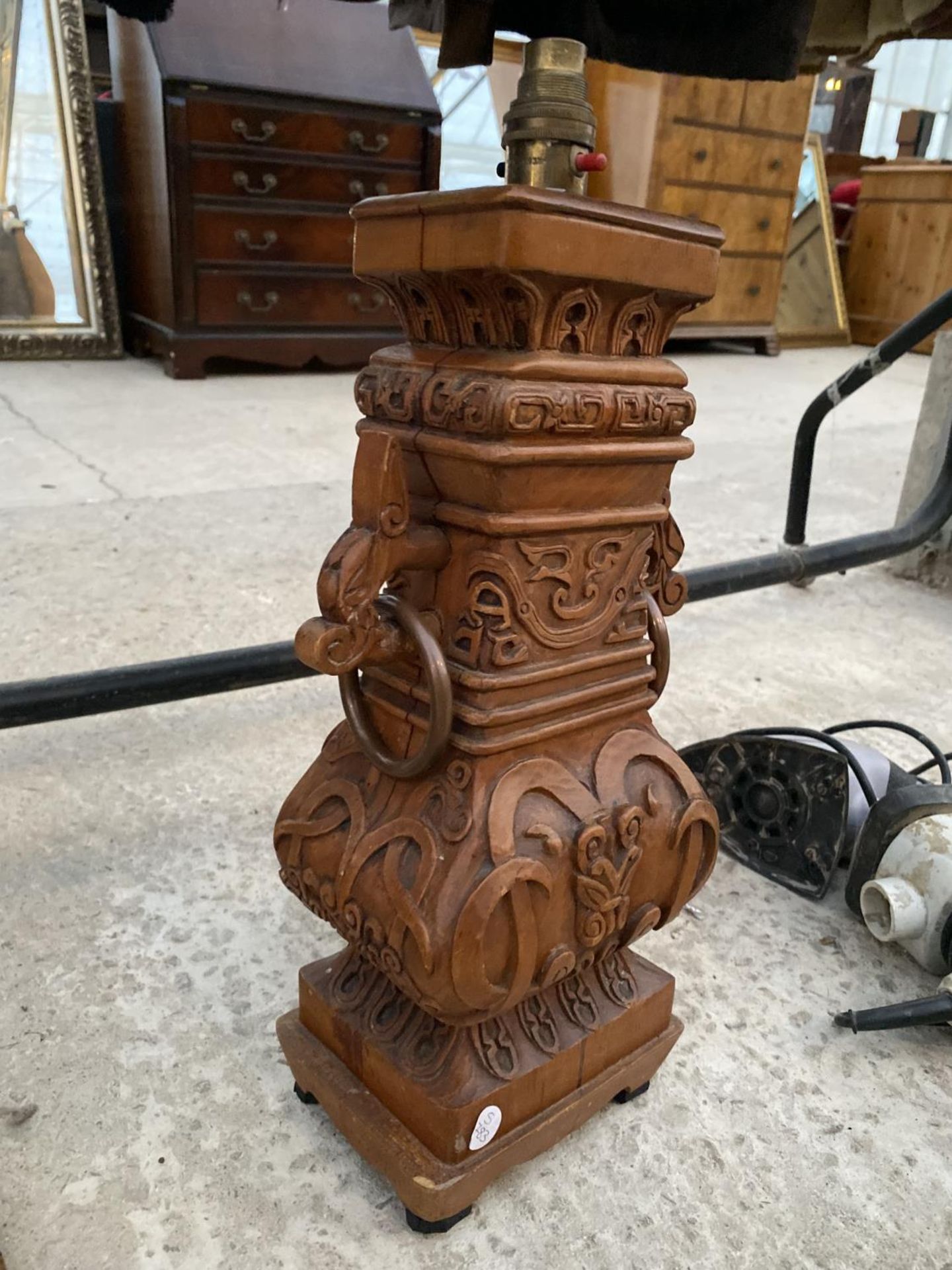 A DECORATIVE CARVE TREEN TABLE LAMP - Image 2 of 2