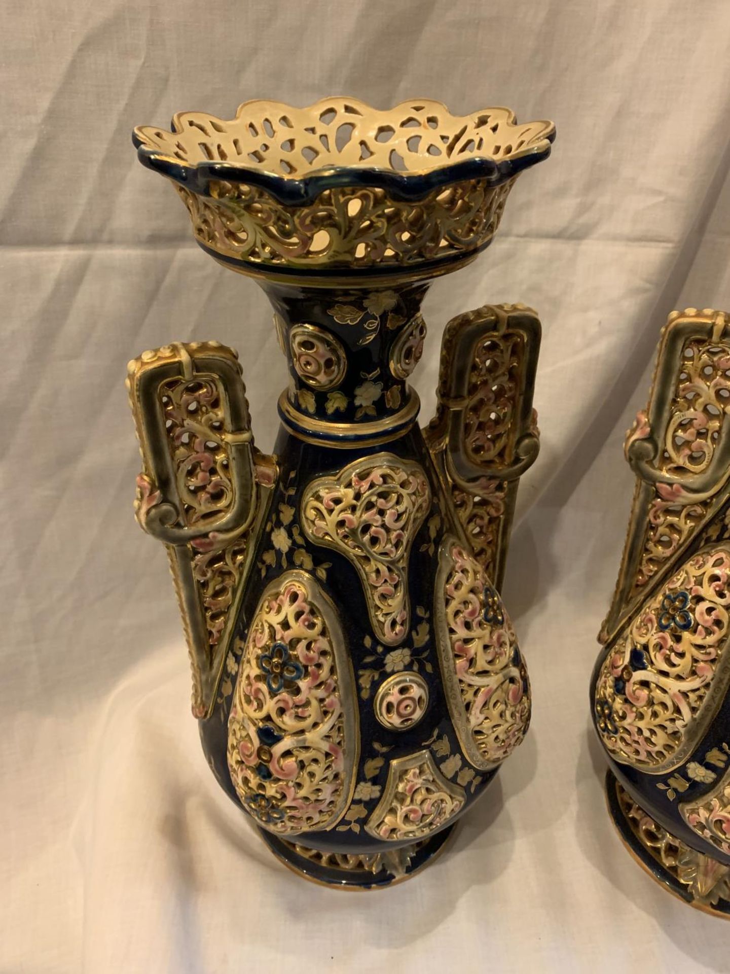 A PAIR OF ORNATE FISCHER BUDPEST HUNGARIAN VASES 38CM TALL AND A TWIN HANDLED DISH ON A PREDESTAL - Image 3 of 7