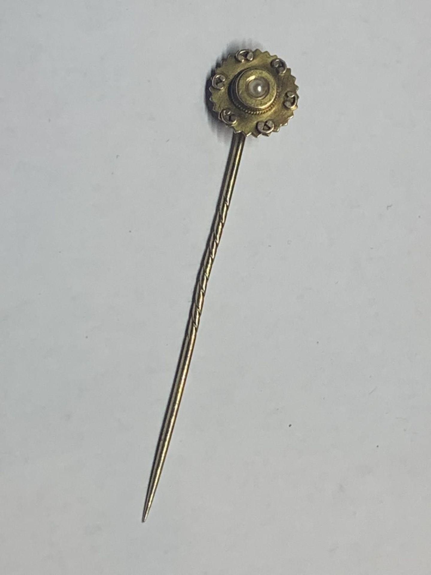 A VICTORIAN 15 CARAT GOLD SEED PEARL STICK PIN GROSS WEIGHT 2 GRAMS IN A PRESENTATION BOX