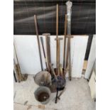 AN ASSORTMENT OF VINTAGE TOOLS TO INCLUDE TWO GALVANISED BUCKETS, AN ENAMEL PAN AND FORKS ETC