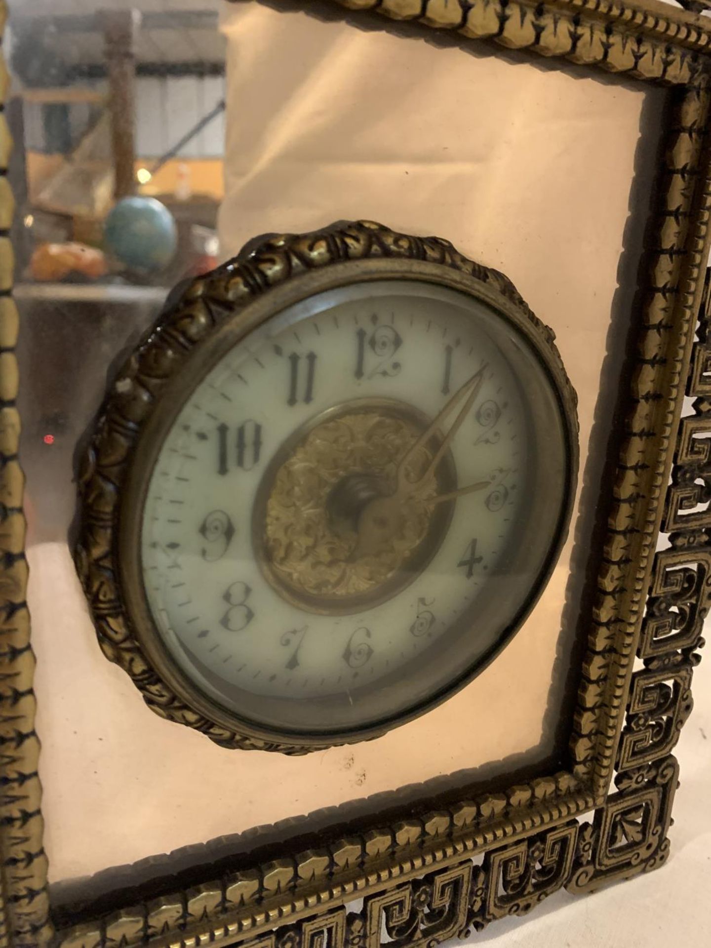 A VINTAGE DECORATIVE ELECTRIC MANTLE CLOCK WITH GILT FRAME AND FACE - Image 4 of 4