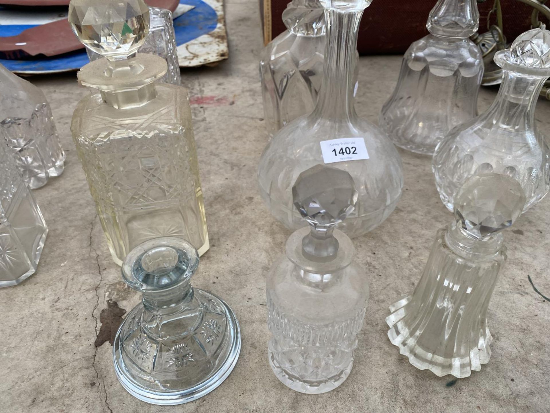 AN ASSORTMENT OF GLASS WARE TO INCLUDE DECANTORS AND A CANDLE HOLDER ETC - Image 2 of 4