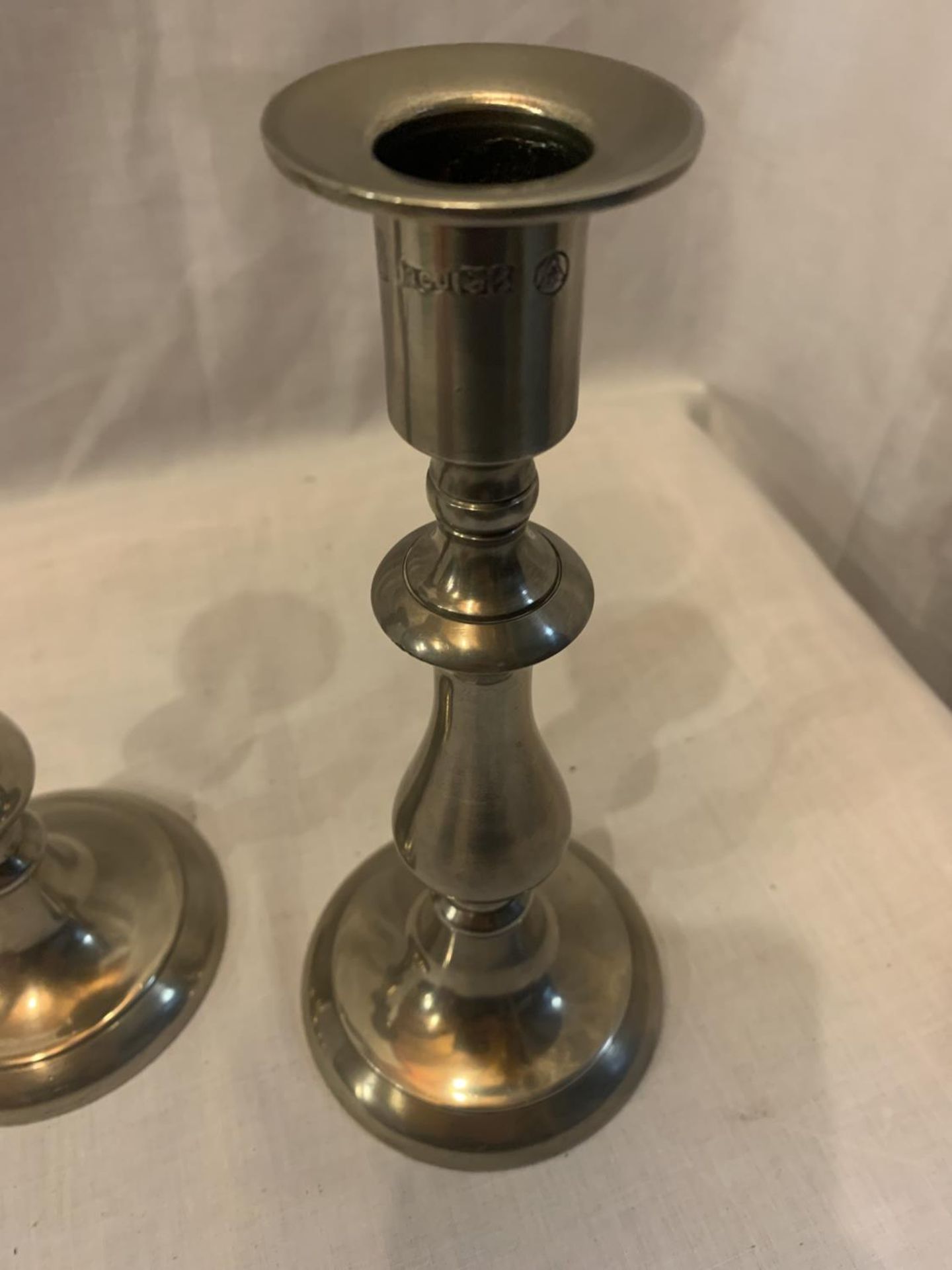 A PAIR OF MARKED PEWTER CANDLESTICKS HEIGHT 20CM - Image 4 of 4