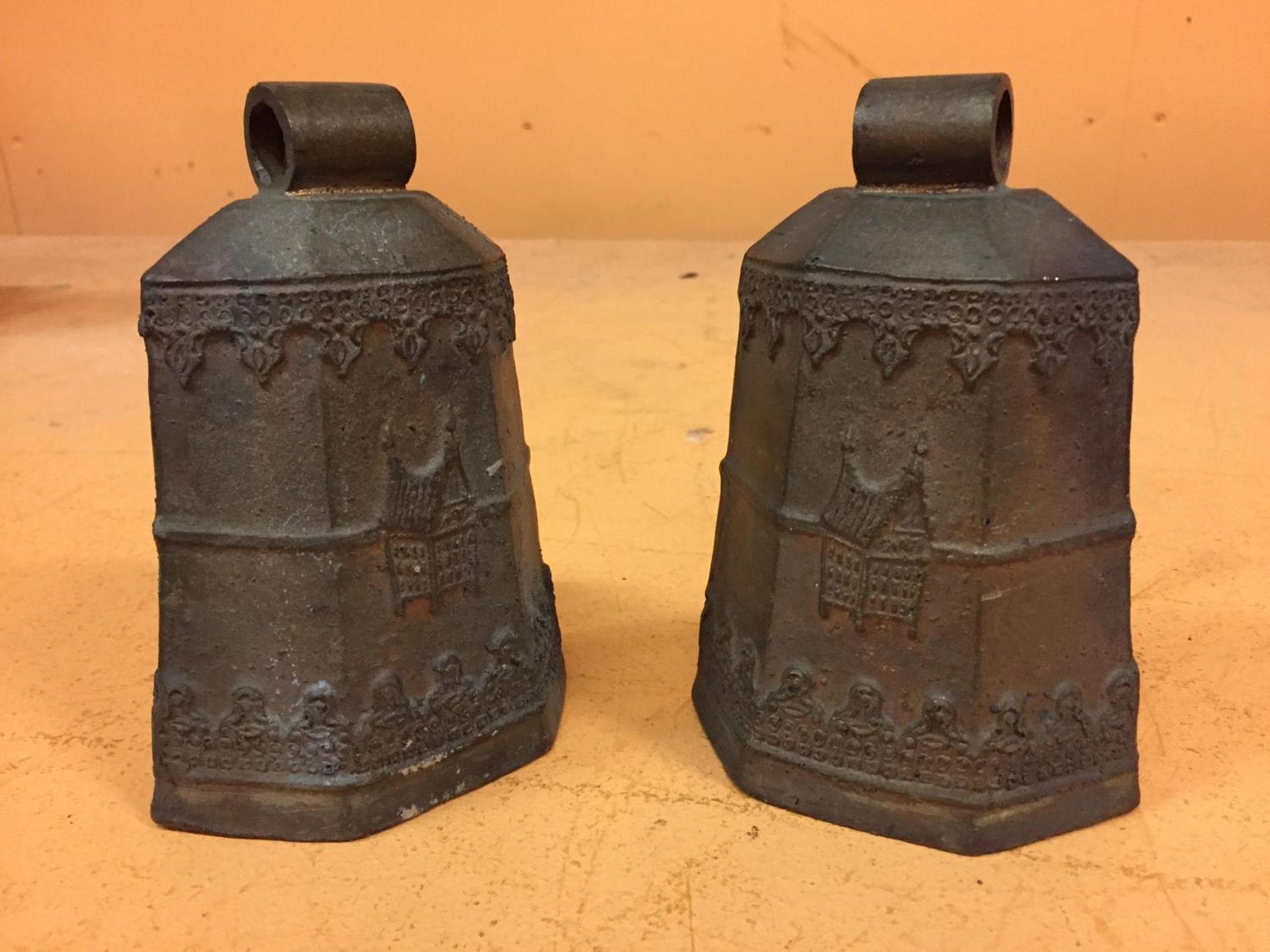 A PAIR OF BRASS DECORATED COW BELLS, HEIGHT 14CM - Image 2 of 3