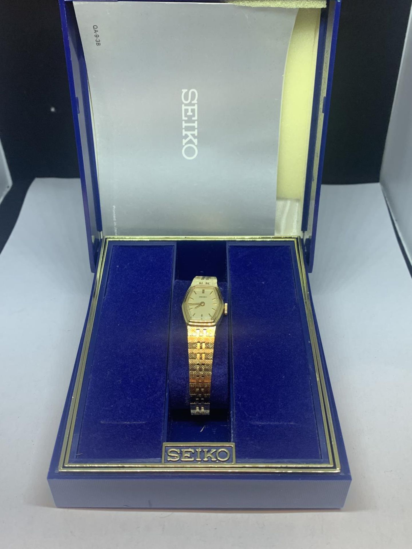 A LADIES SEIKO WRISTWATCH WITH A PRESENTATION BOX, SEEN WORKING BUT NO WARRANTY