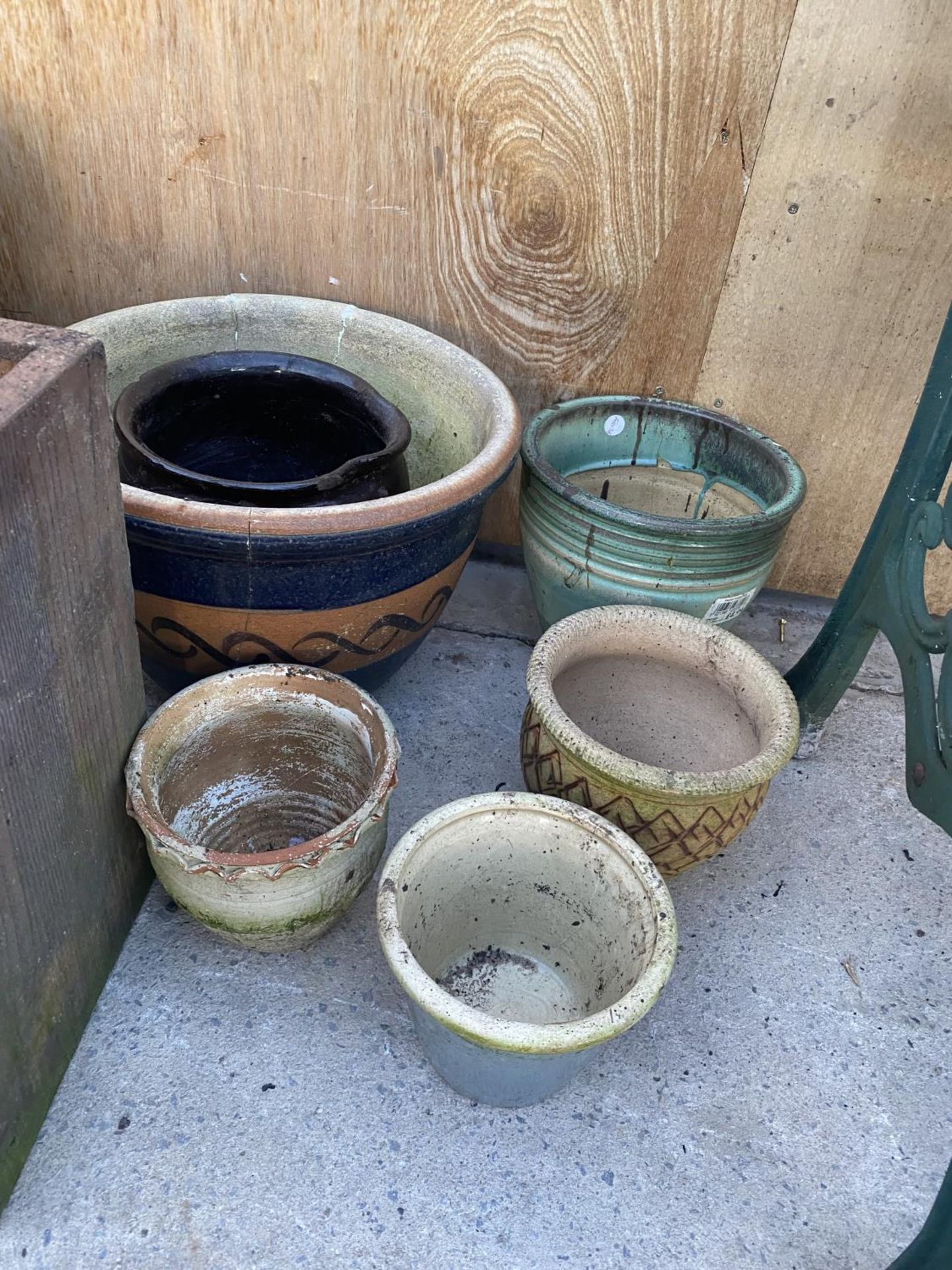 A LARGE ASSORTMENT OF PLANTERS AND PLANT POTS TO INCLUDE A LARGE TERRACOTTA POT - Image 3 of 5
