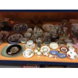 A LARGE QUANTITY OF CERAMICS TO INCLUDE A LURPAK TOAST RACK, ROYAL KENT TEA CUPS AND SAUCERS, AN