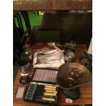 A QUANTITY OF COLLECTABLE TO INCLUDE A SET OF VINTAGE LIBRUSCO SCALES ND WEIGHTS, BOXED KNIVES,