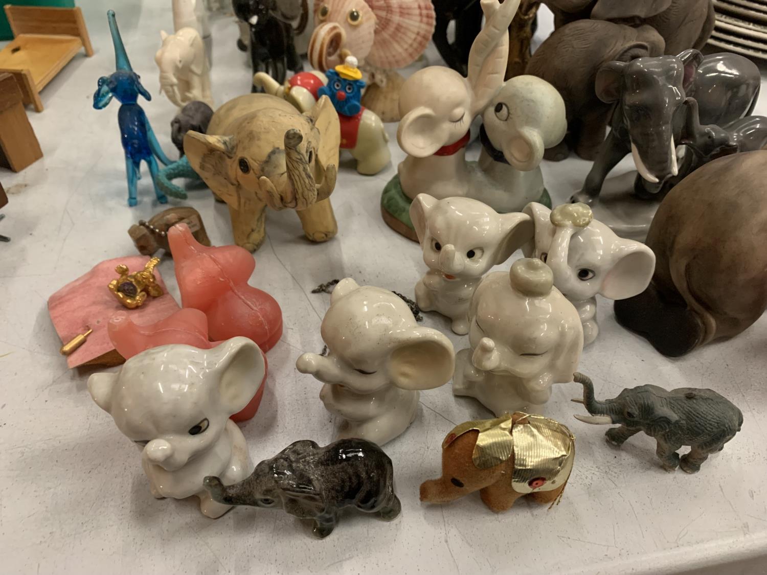 A LARGE QUANTITY OF COLLECTABLE ELEPHANTS OF ALL SIZES, INCLUDES, CERAMIC, WOODEN, ETC - Bild 3 aus 8
