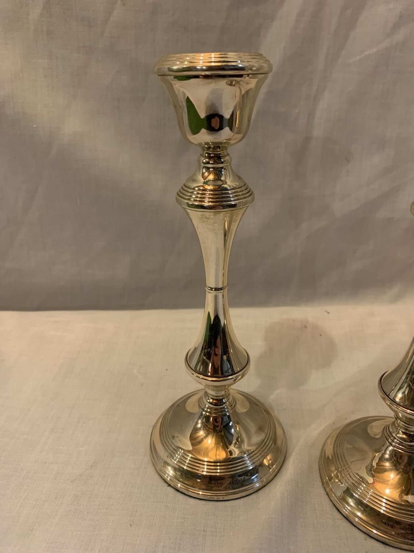 A PAIR OF HALLMARKED BIRMINGHAM SILVER CANDLESTICKS HEIGHT: 20CM - Image 3 of 4