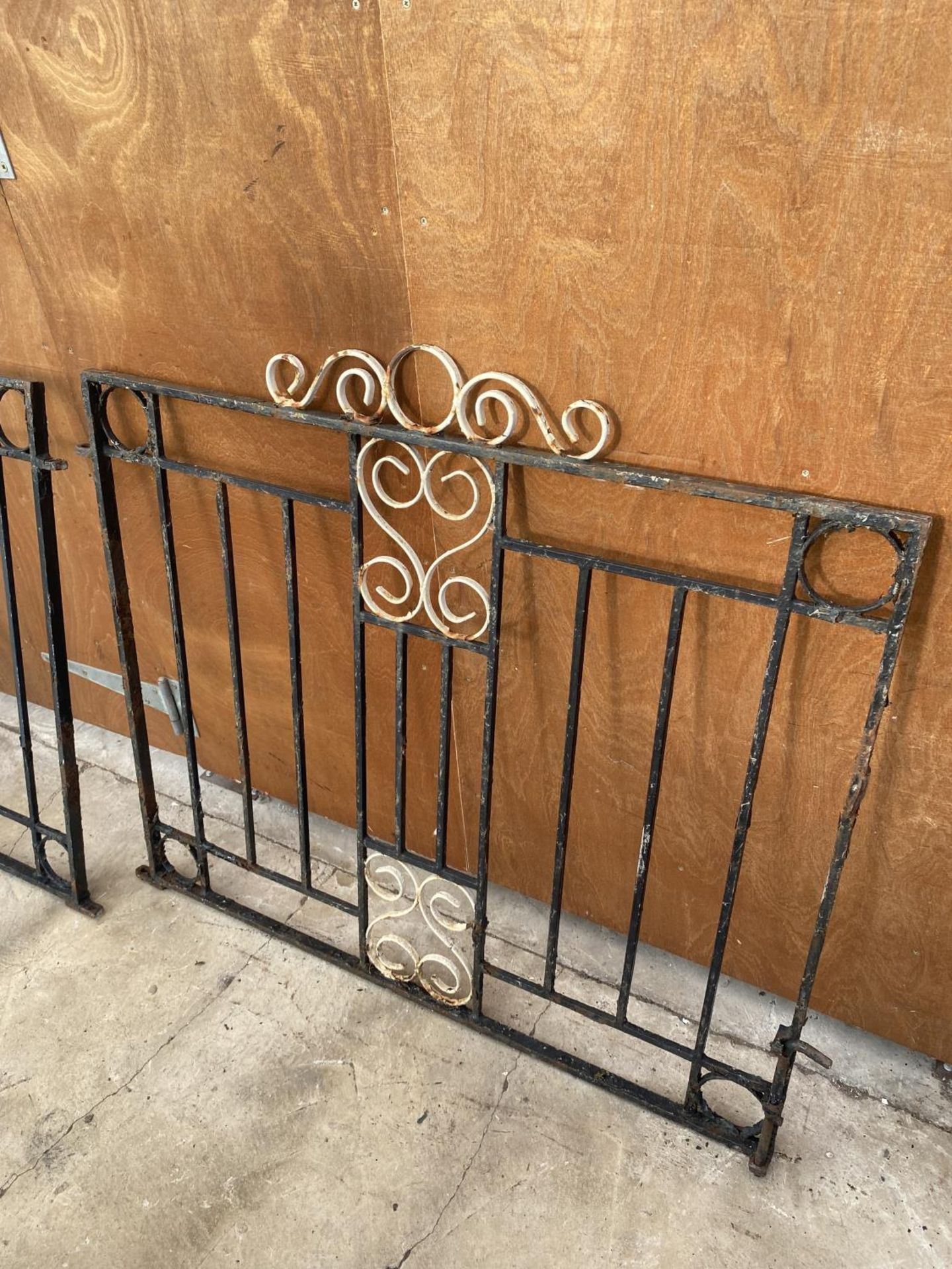 A PAIR OF DECORATIVE WROUGHT IRON GARDEN GATES (L:120CM EACH) - Image 2 of 4