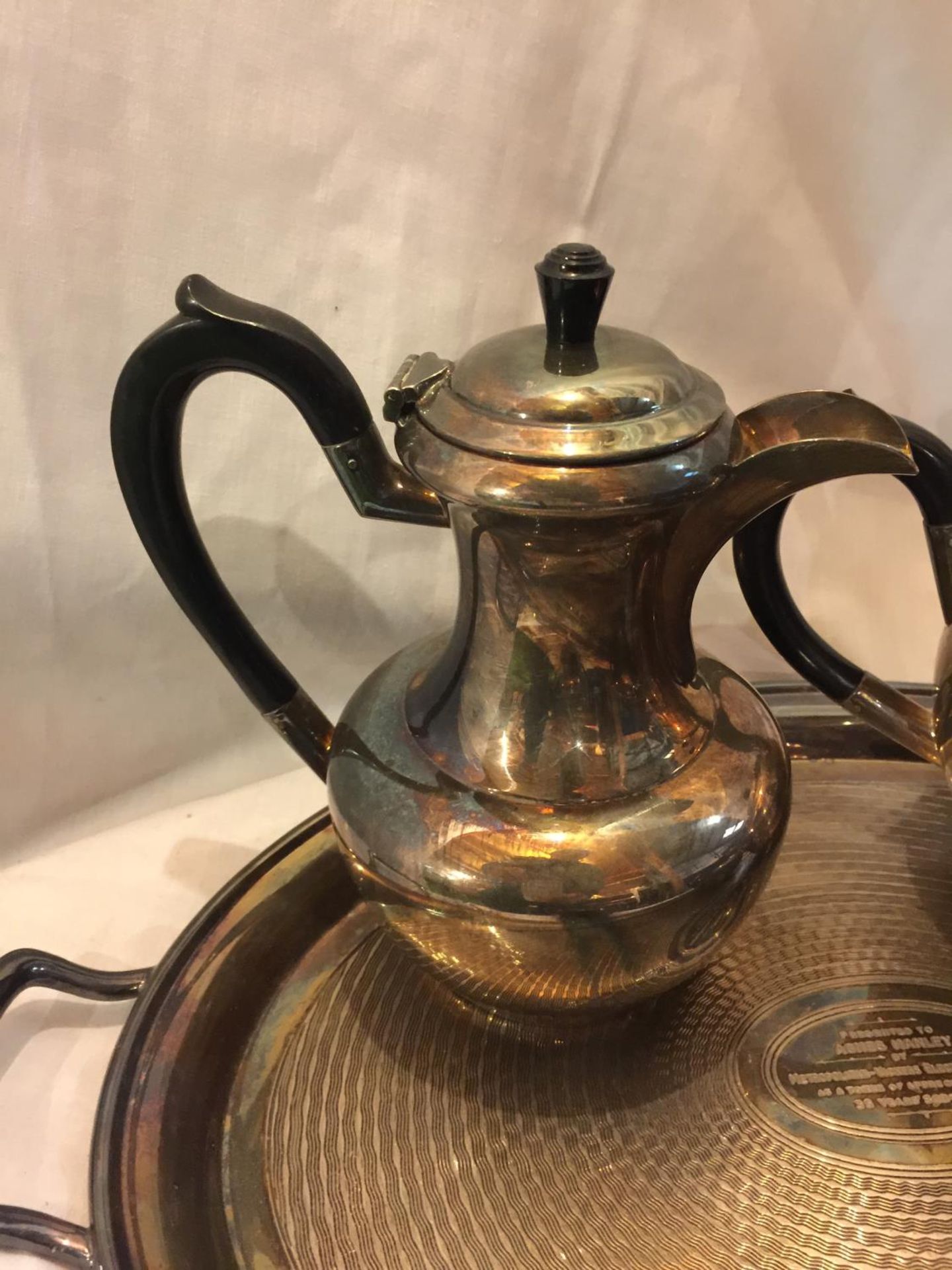 A METAL TEA SET COMPRISING OF A TEAPOT, COFFEE POT, CREAM JUG, SUGAR BOWL AND TRAY - Image 9 of 10