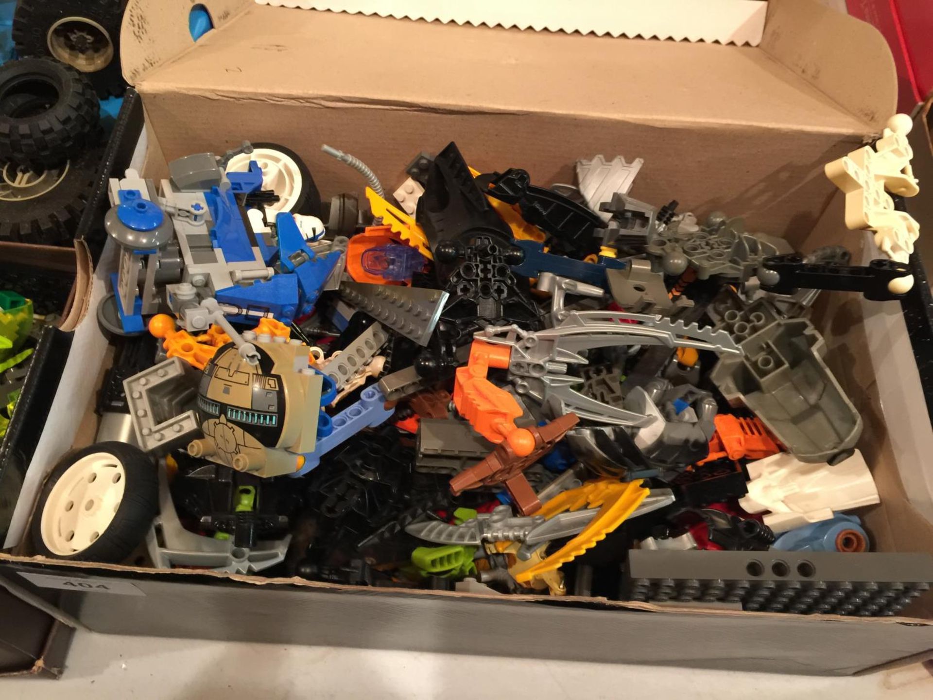 A QUANTITY OF MAINLY LEGO BIONICLE PIECES - Image 4 of 4