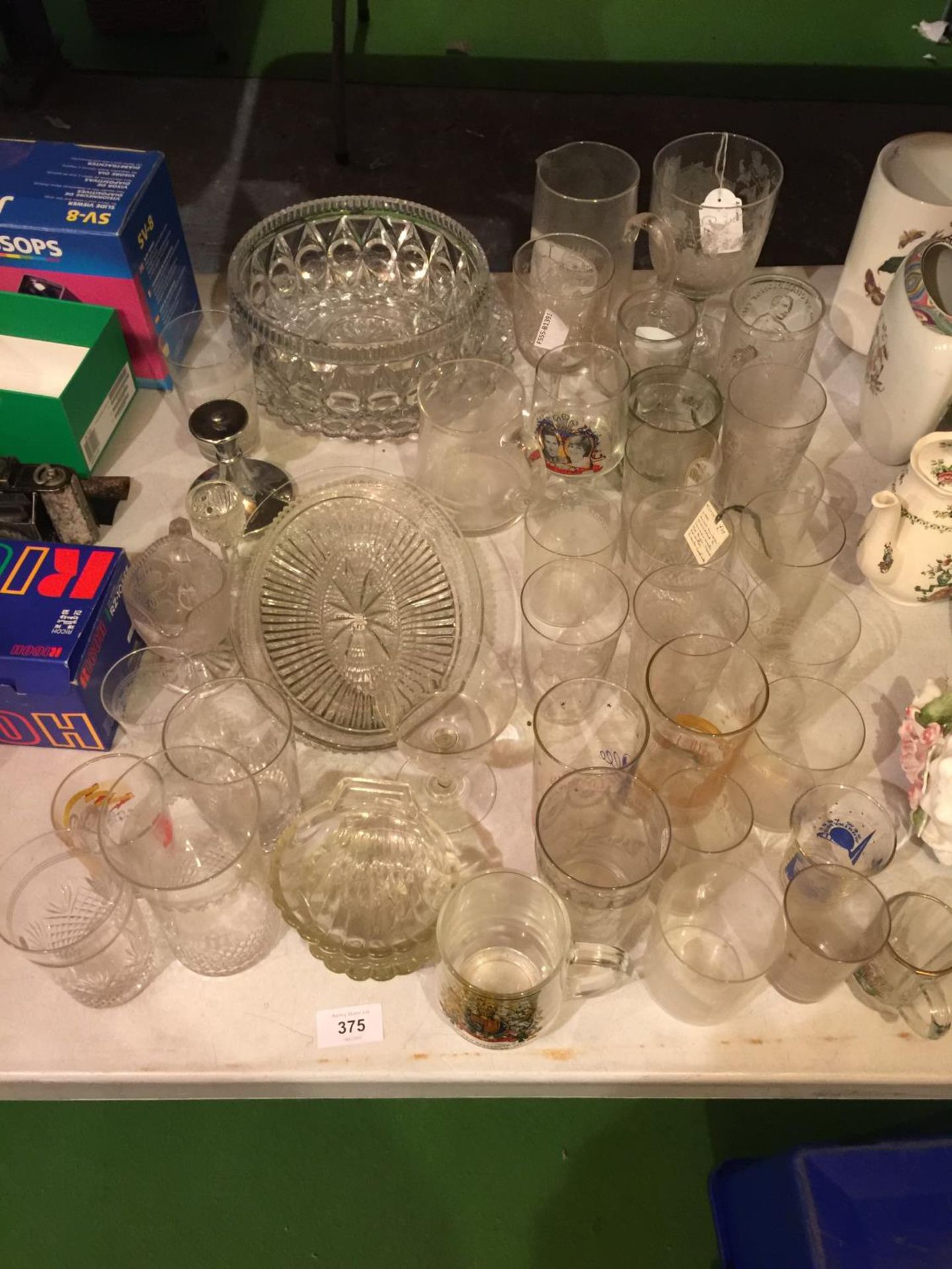 A QUANTITY OF GLASSWARE TO INCLUDE, BOWLS, JUGS, TUMBLERS AND TANKARDS, ETC