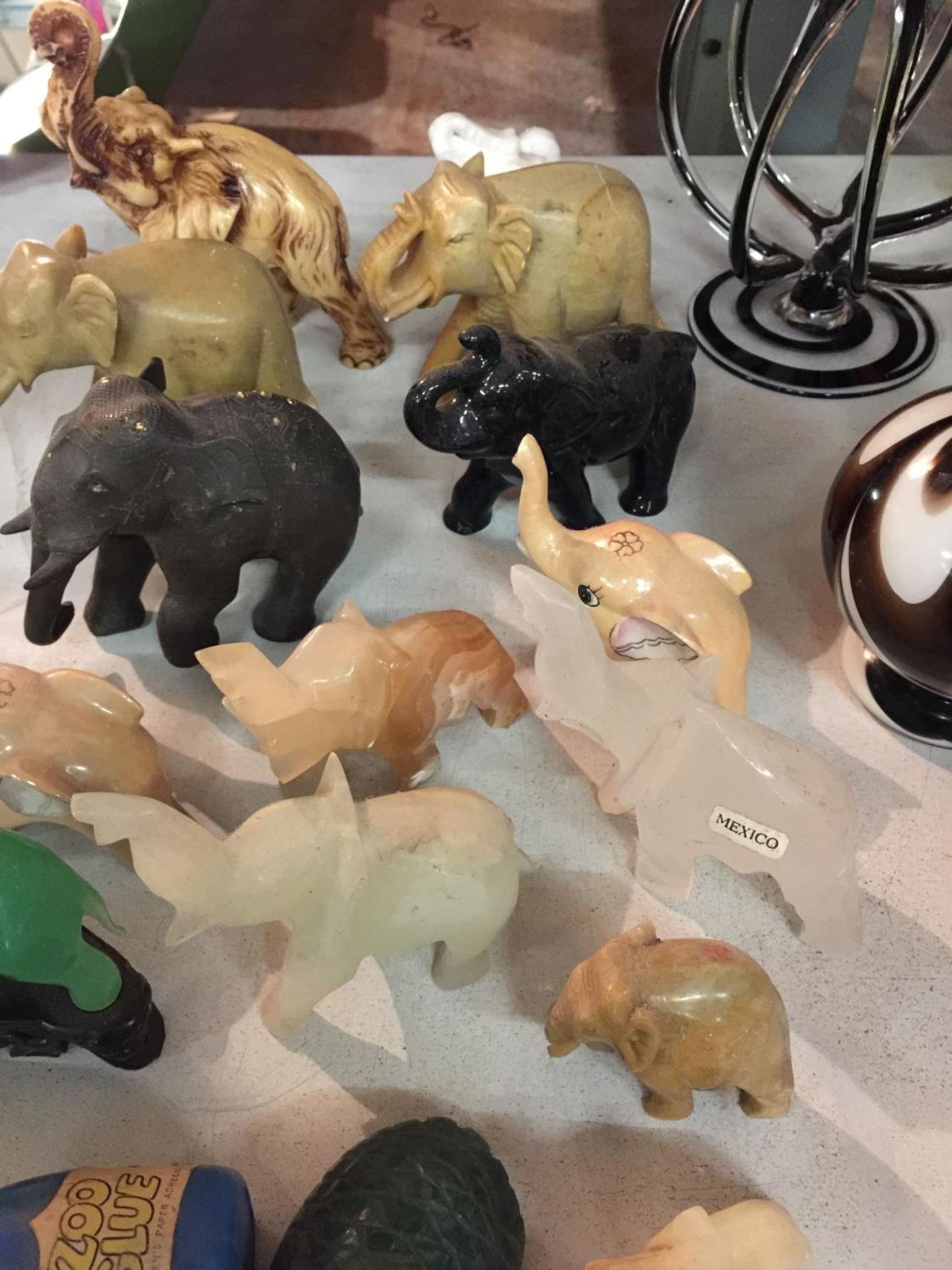 A COLLECTION OF ELEPHANT FIGURES TO INCLUDE, STONE AND CERAMIC EXAMPLES - Image 4 of 5