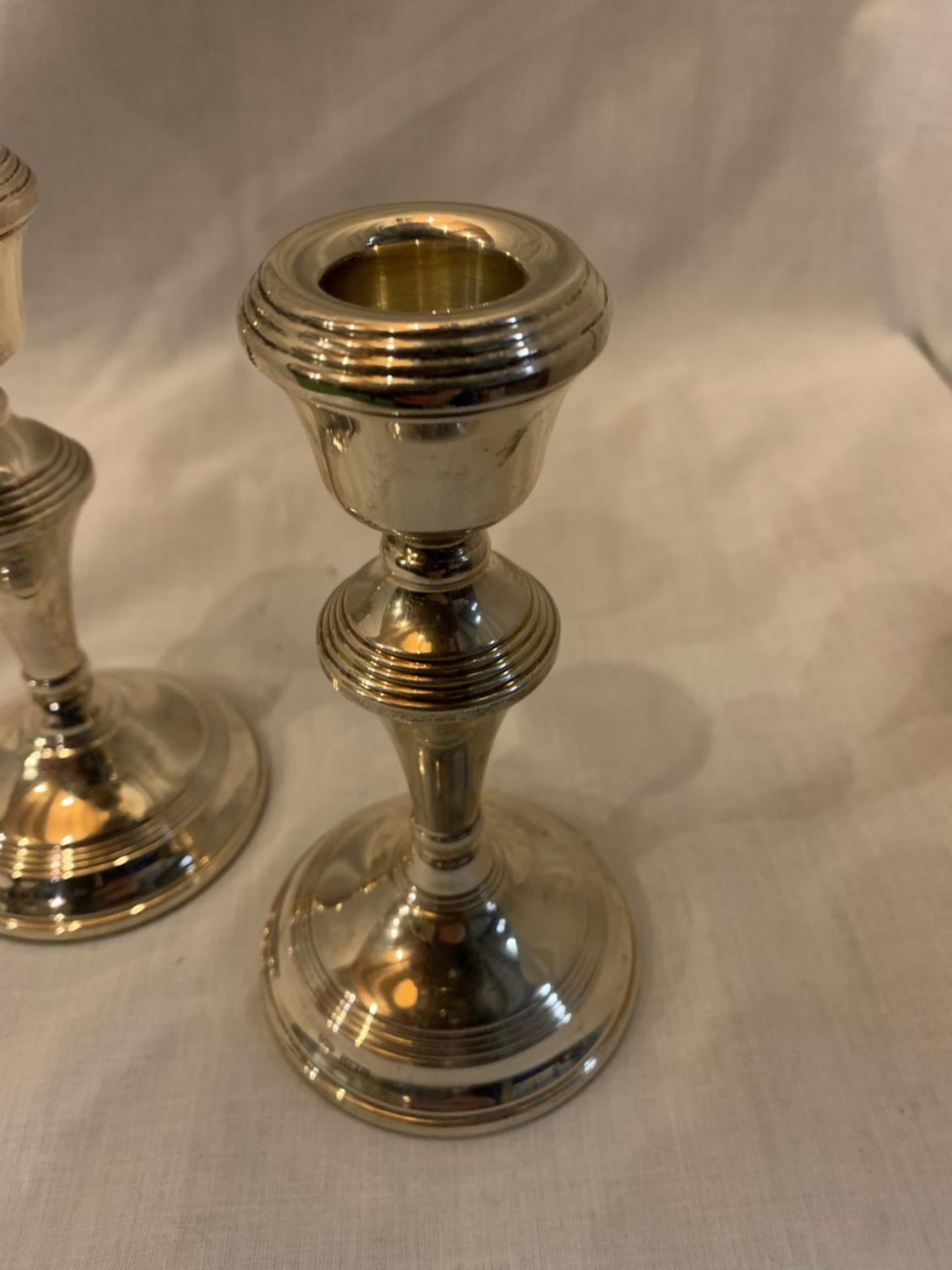 A PAIR OF HALLMARKED BIRMINGHAM SILVER CANDLESTICKS HEIGHT 14CM - Image 2 of 4