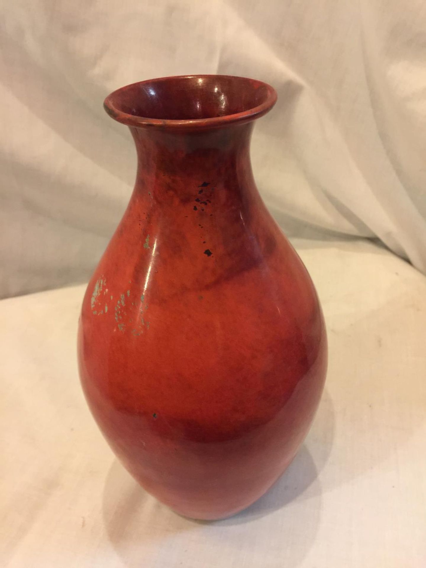 A RED FLAMBE METAL VASE HEIGHT 24CM - Image 3 of 3